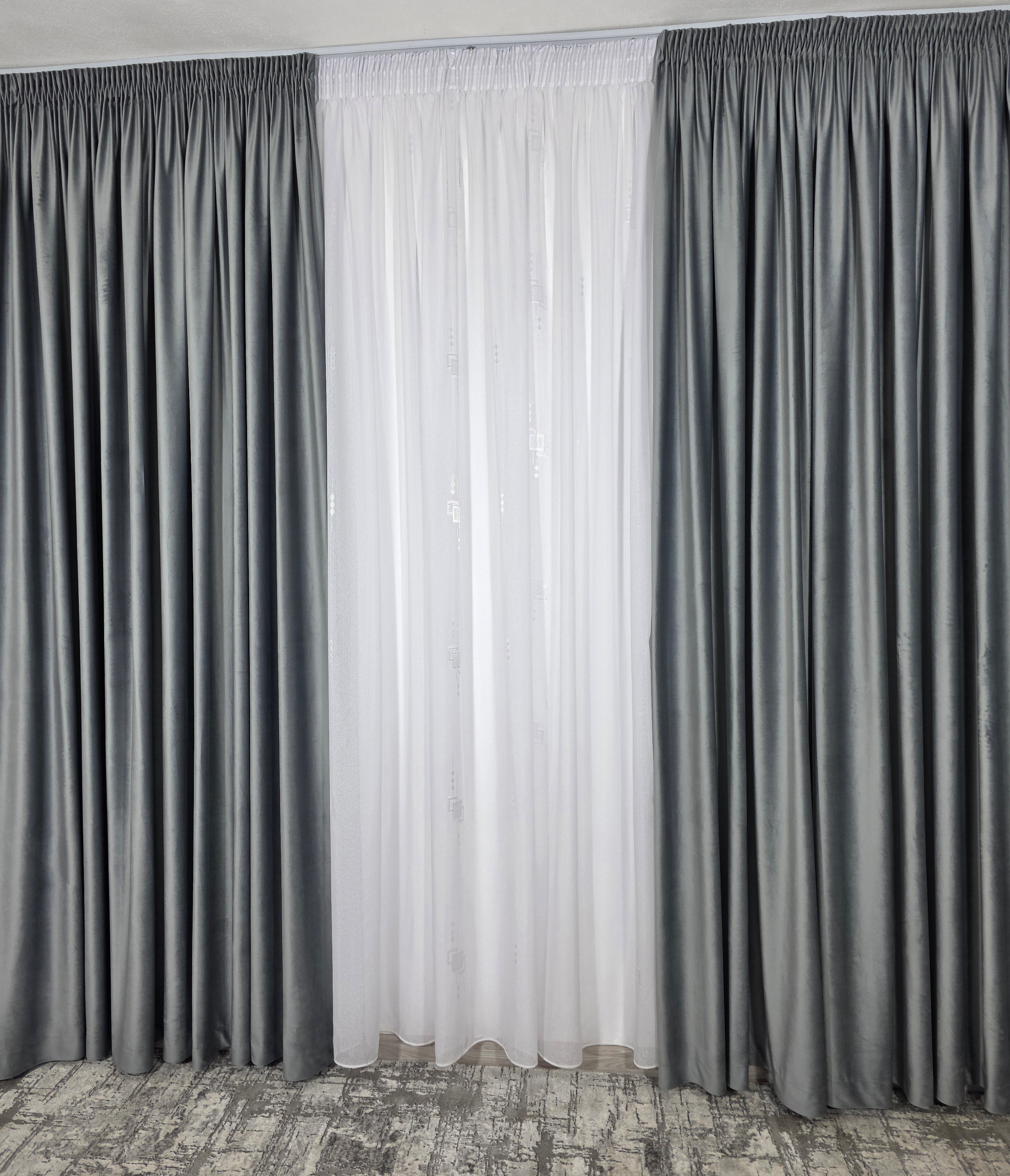 Set Mirabela: perdea alba din in cristal cu forme geometrice si draperie catifea gri deschis