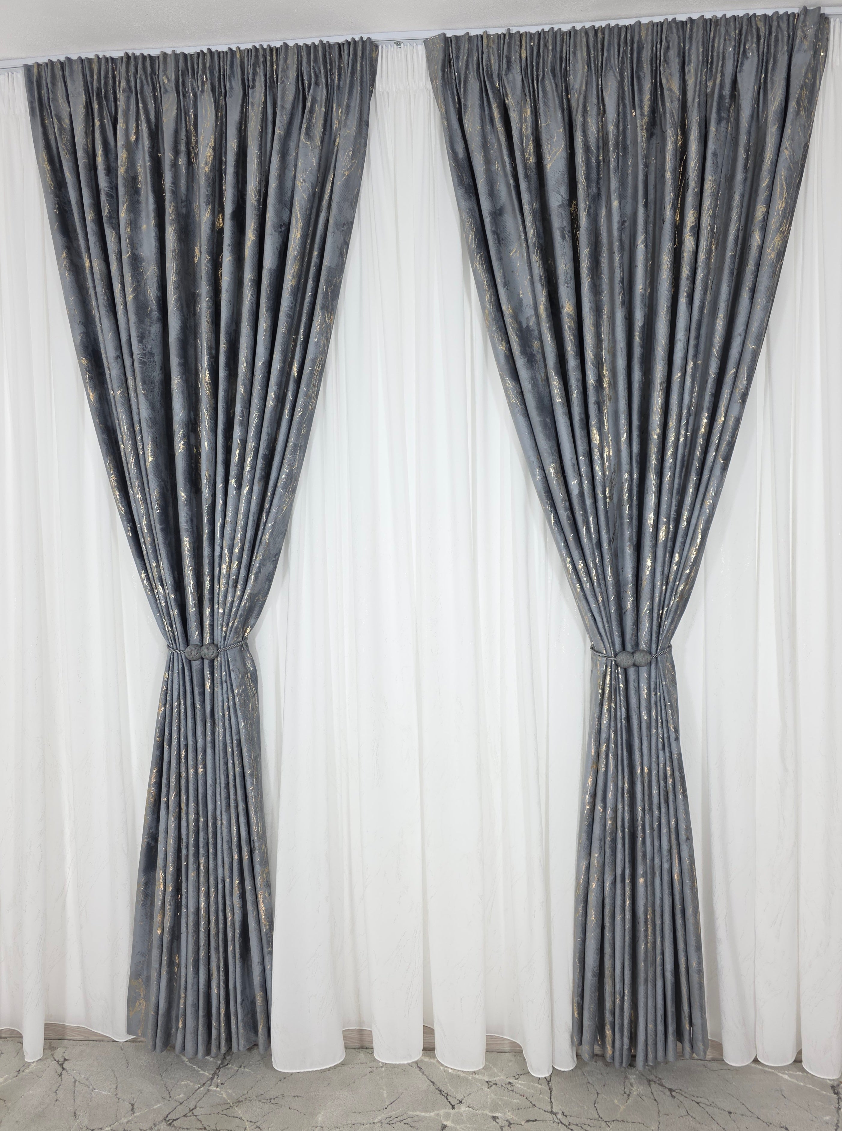Colectia Venetia: perdea din matase cu insertii aurii varianta 3 si draperie din catifea cu insertii aurii - Gri inchis