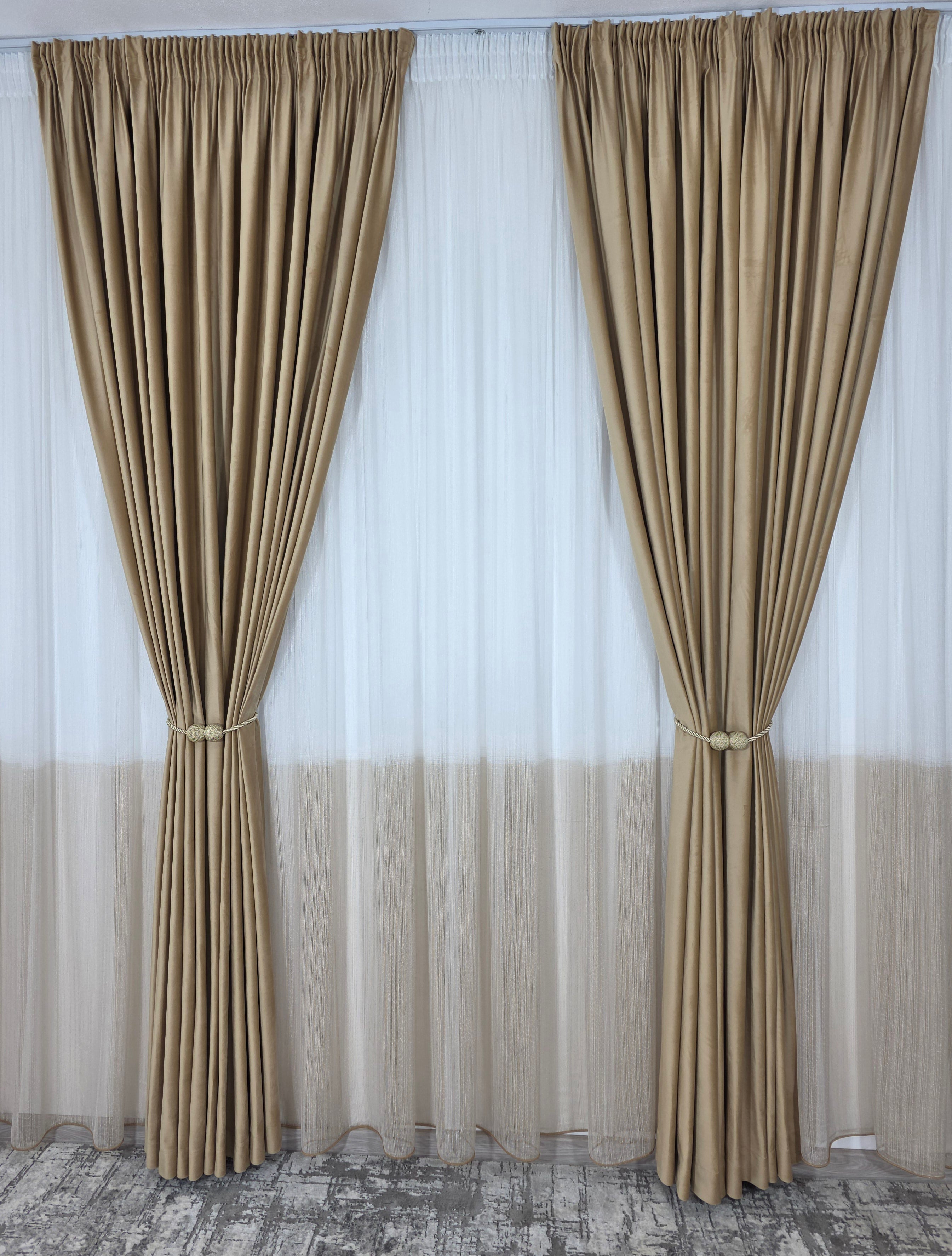 Set Marigold: perdea in doua culori alb-capucino tip borangic si draperie catifea crem-miere