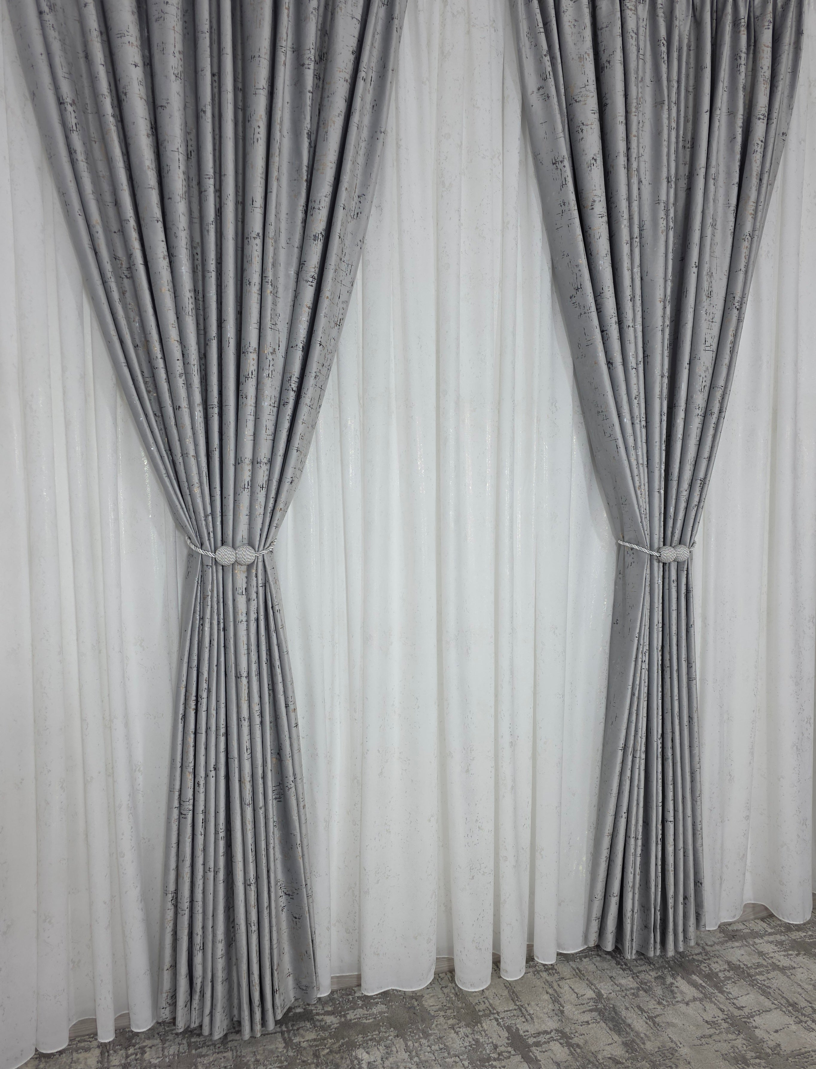 Colectia Royal: Perdea Alba Din Matase Cu Insertii Aurii Varianta 2 Si Draperie Catifea Gri Deschis Cu Insertii