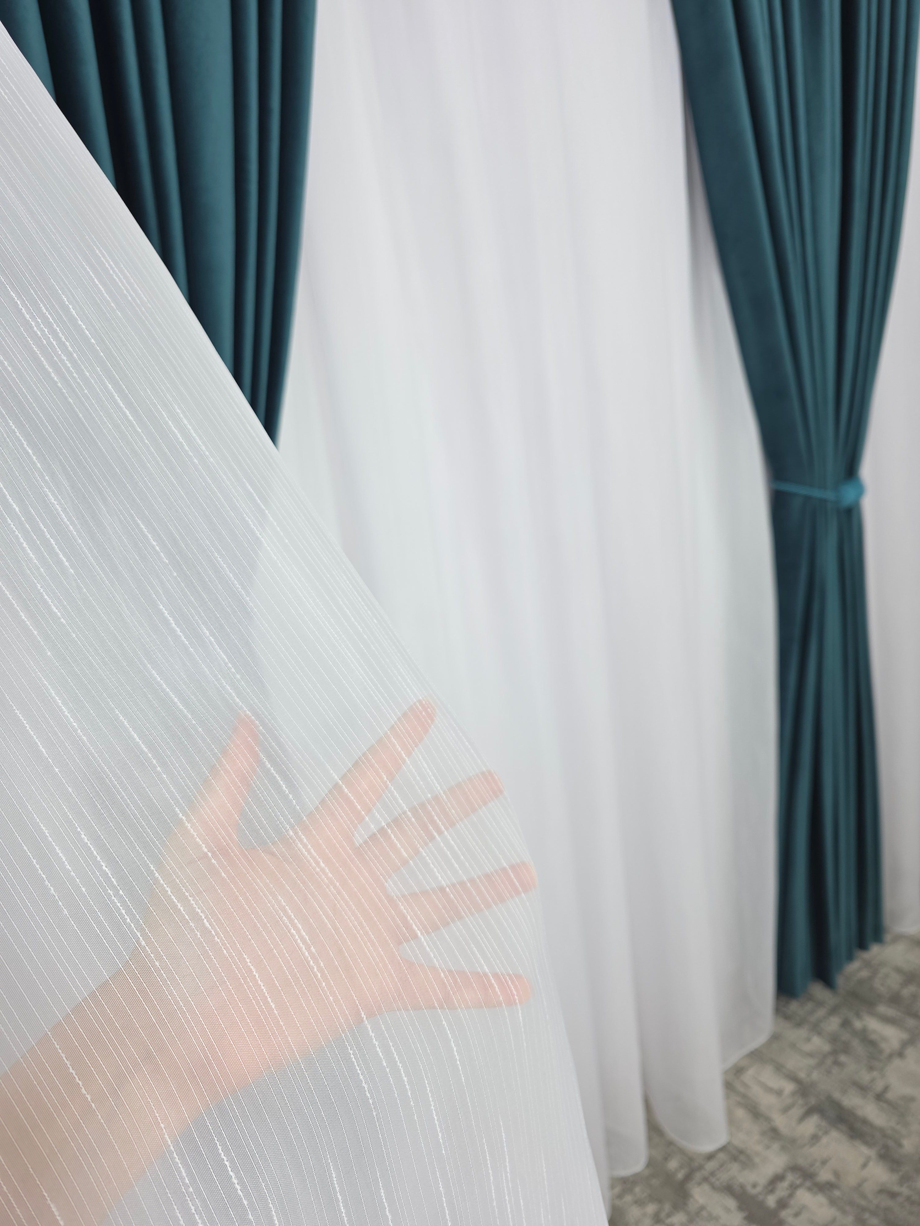 Set Cornelia: Perdea Sable Alba plina ca textura Si Draperie Catifea Verde-Turcoaz