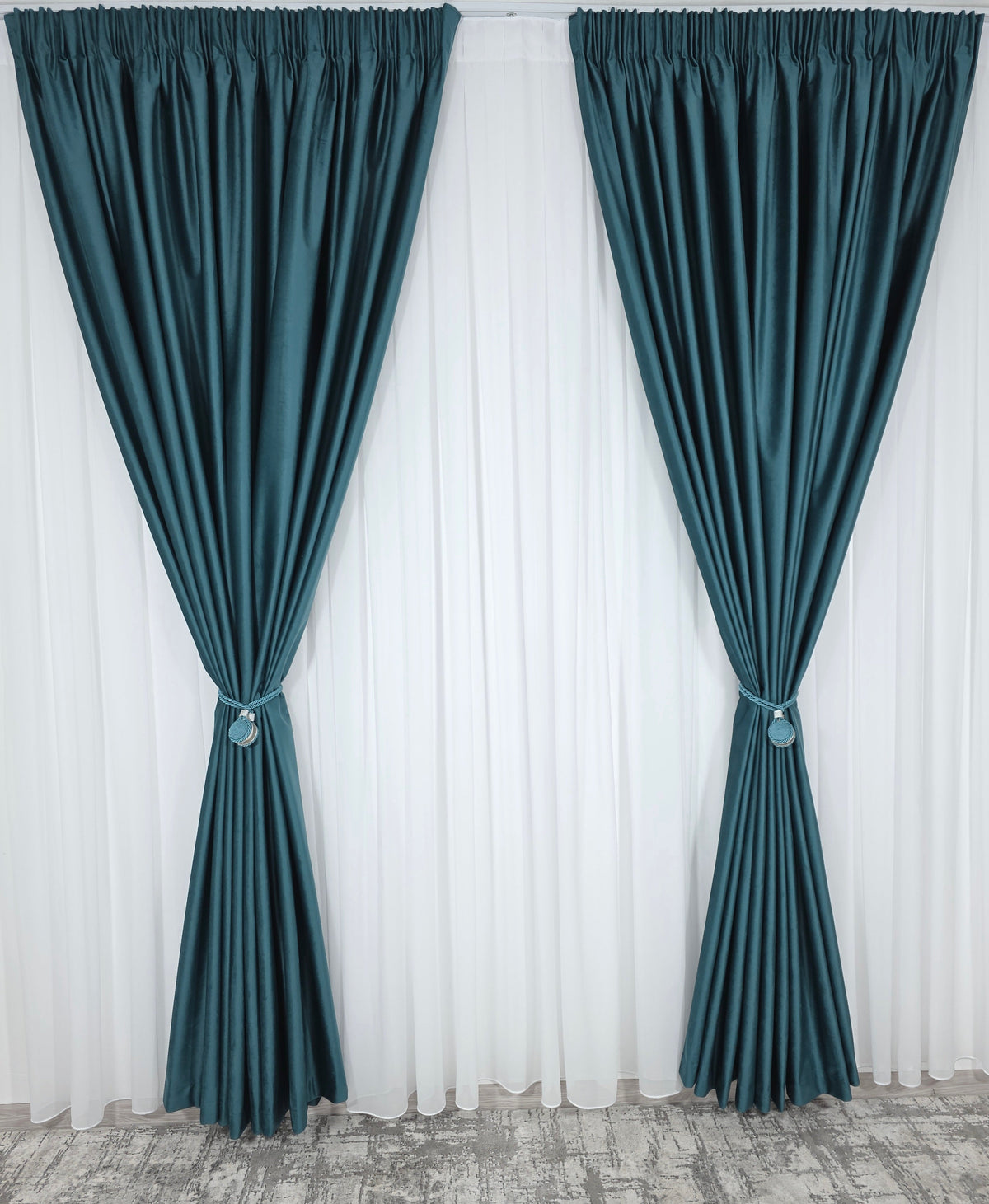 Set Premium: Perdea Matase Alb Imaculat și Draperie Verde Turcoaz Catifea Garantat Opacă Blackout 100%