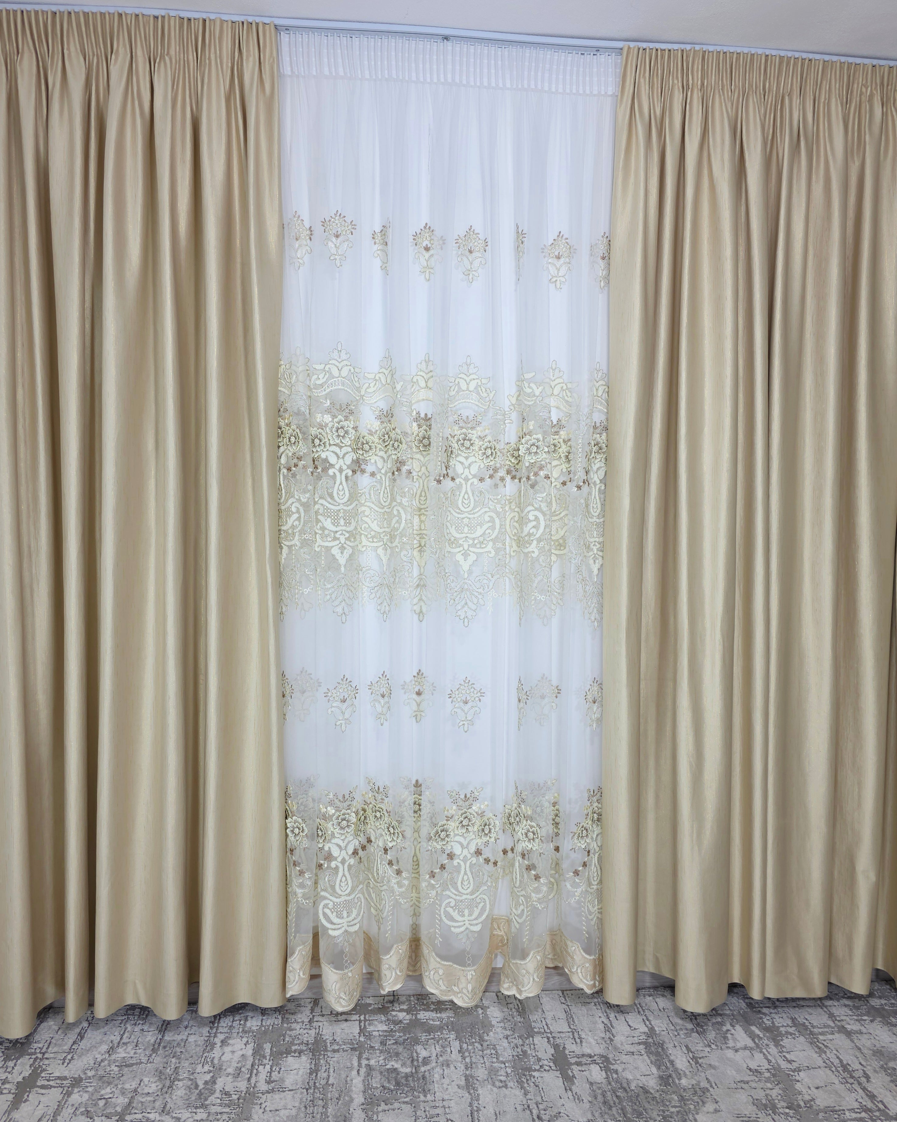 Set Luminita: Perdea Lux Cu Broderie 3d Crem Si Draperie Rolex Din Catifea Crem Auriu Cu Sclipici Auriu