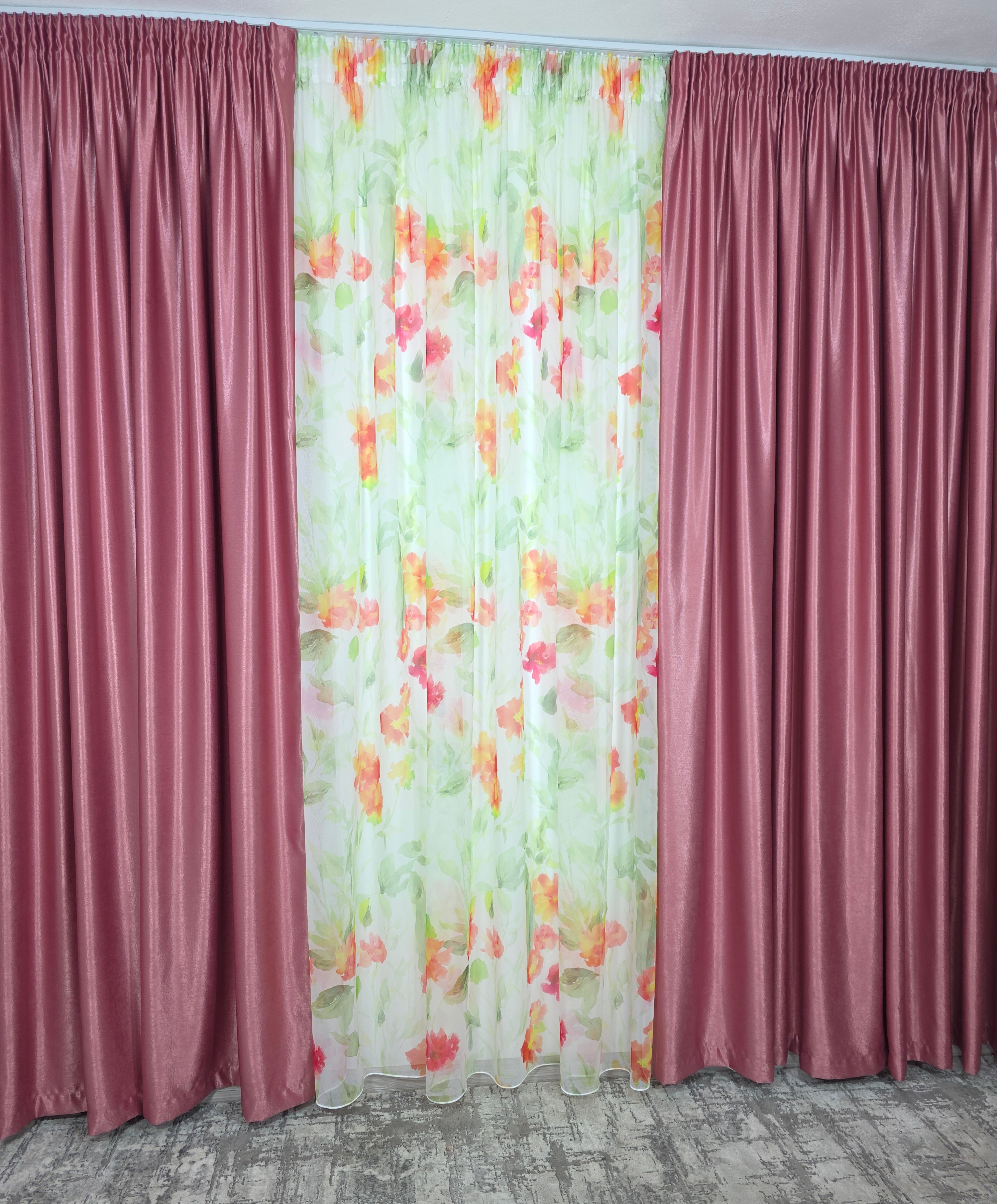 Set Petal Roz: Perdea Din Voal Cu Model Floral Si Draperie Soft Roz Semi-Opaca