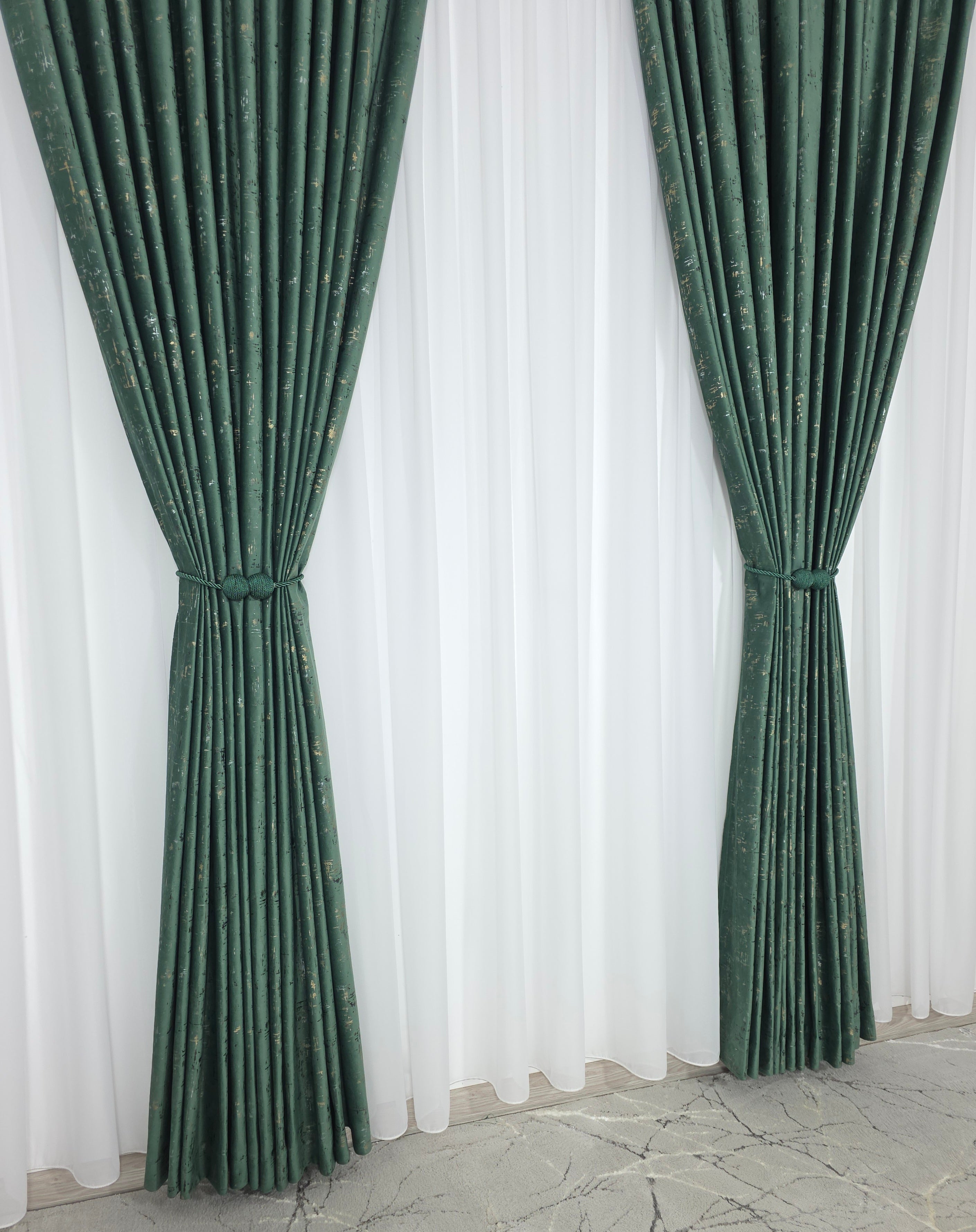 Set Esmeria : Perdea Voal Premium Si Draperie Catifea Verde Smarald Cu Insertii
