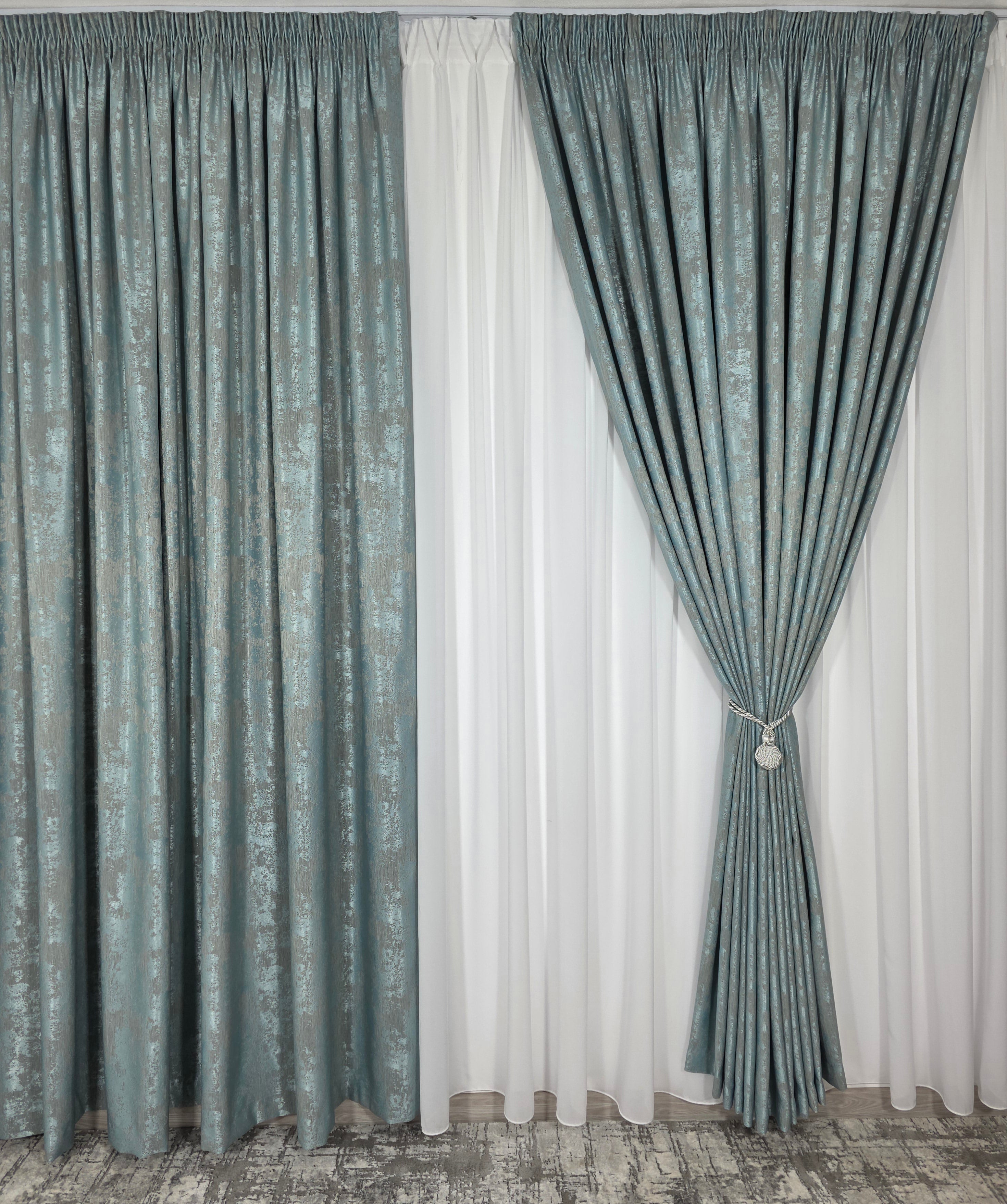 Colectia Decorativa: Perdea Alba Simpla si Draperie Tip Vopsea-Turcoaz Deschis