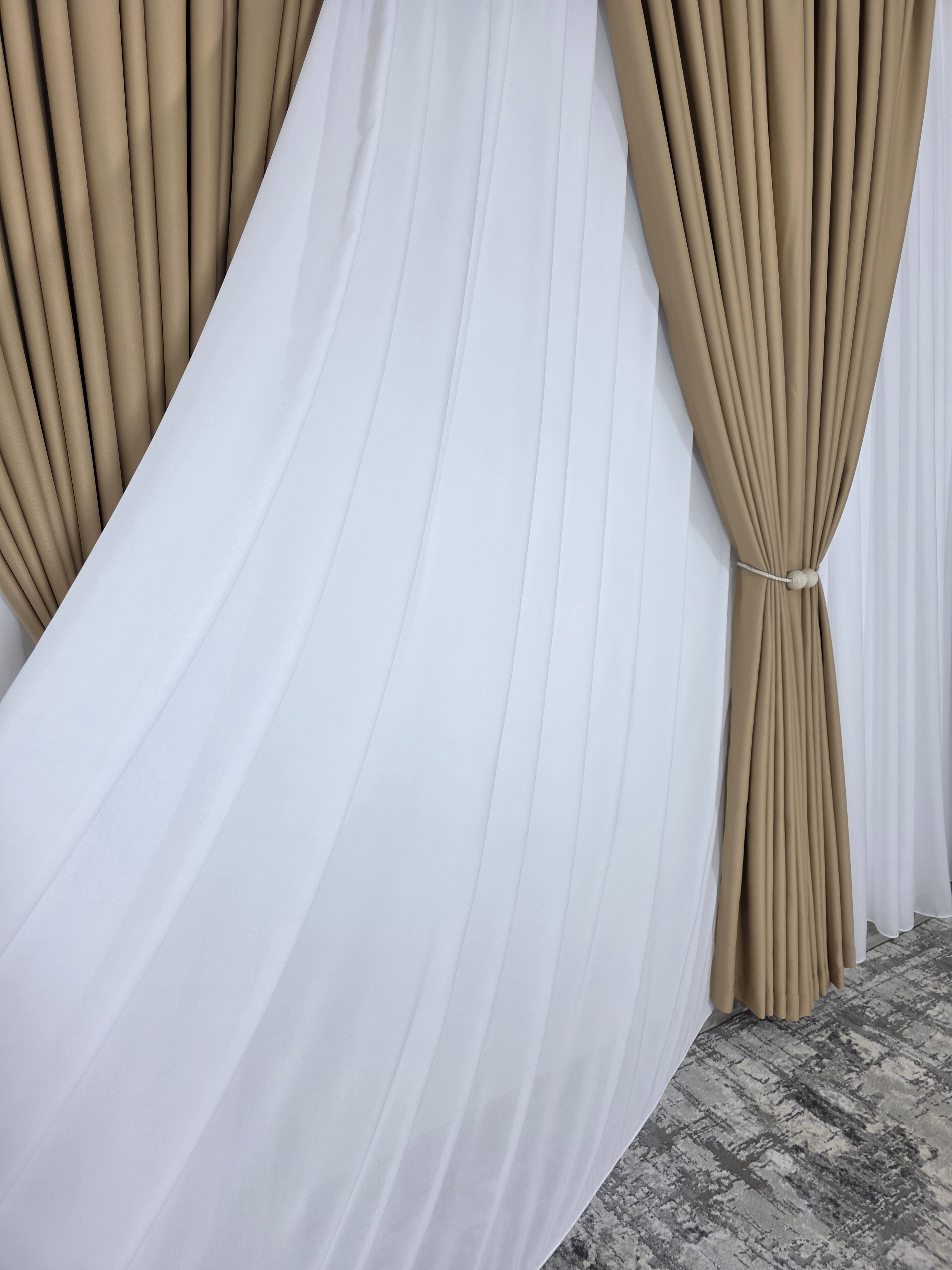 Colectia Blackout: Perdea Matase Alba Si Draperie Capucino Blackout 80%