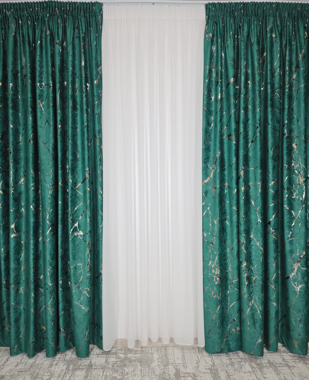 Colectia Amazon Varianta Verde Smarald: Perdea Nesifonabila Matase Alb Imaculat și Draperie Catifea Cu Insertii Aurii