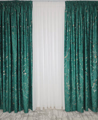 Colectia Amazon Varianta Verde Smarald: Perdea Nesifonabila Matase Alb Imaculat și Draperie Catifea Cu Insertii Aurii