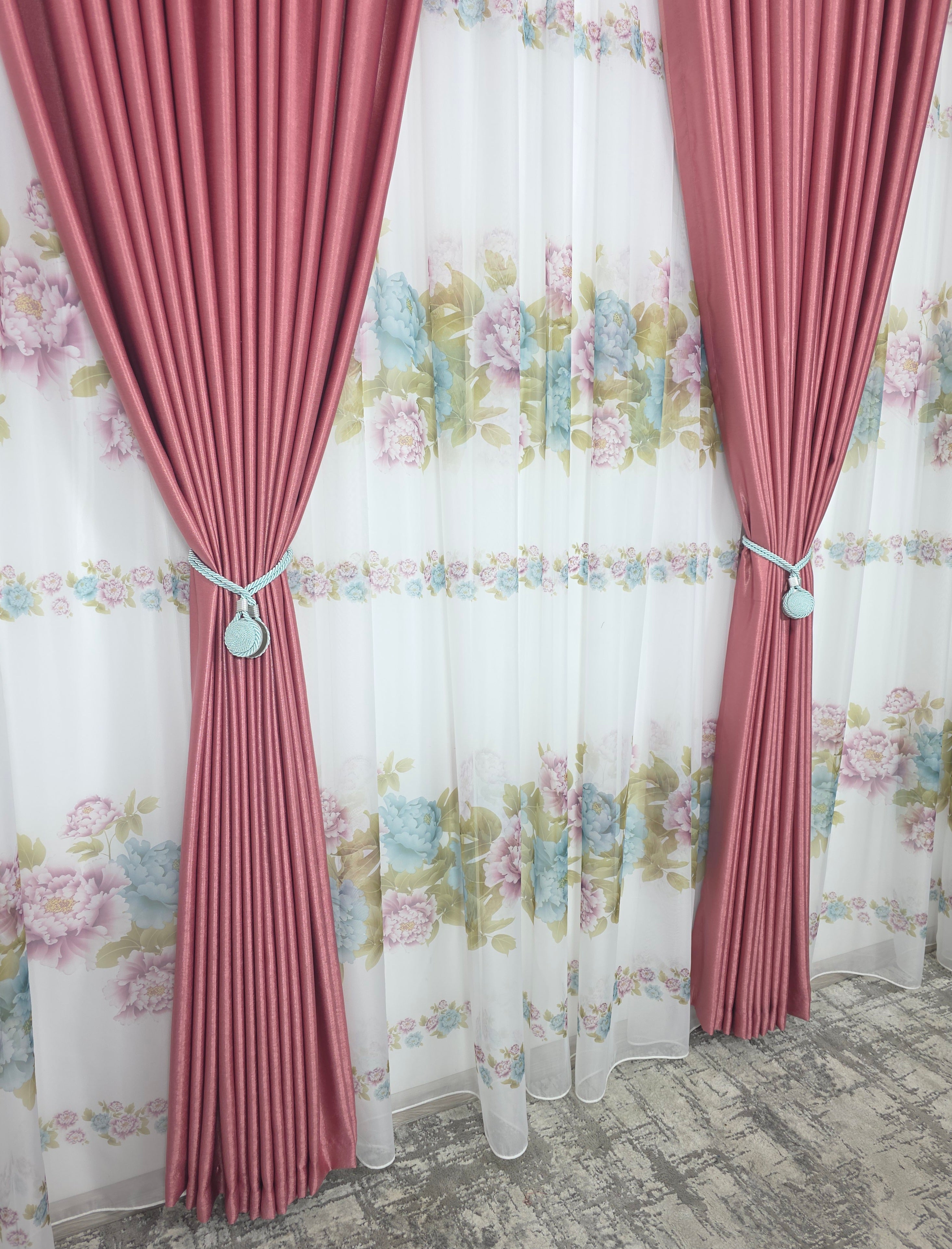 Set Jardin: Perdea Din Voal Cu Model Floral Si Draperie Soft Roz Semi-Opaca