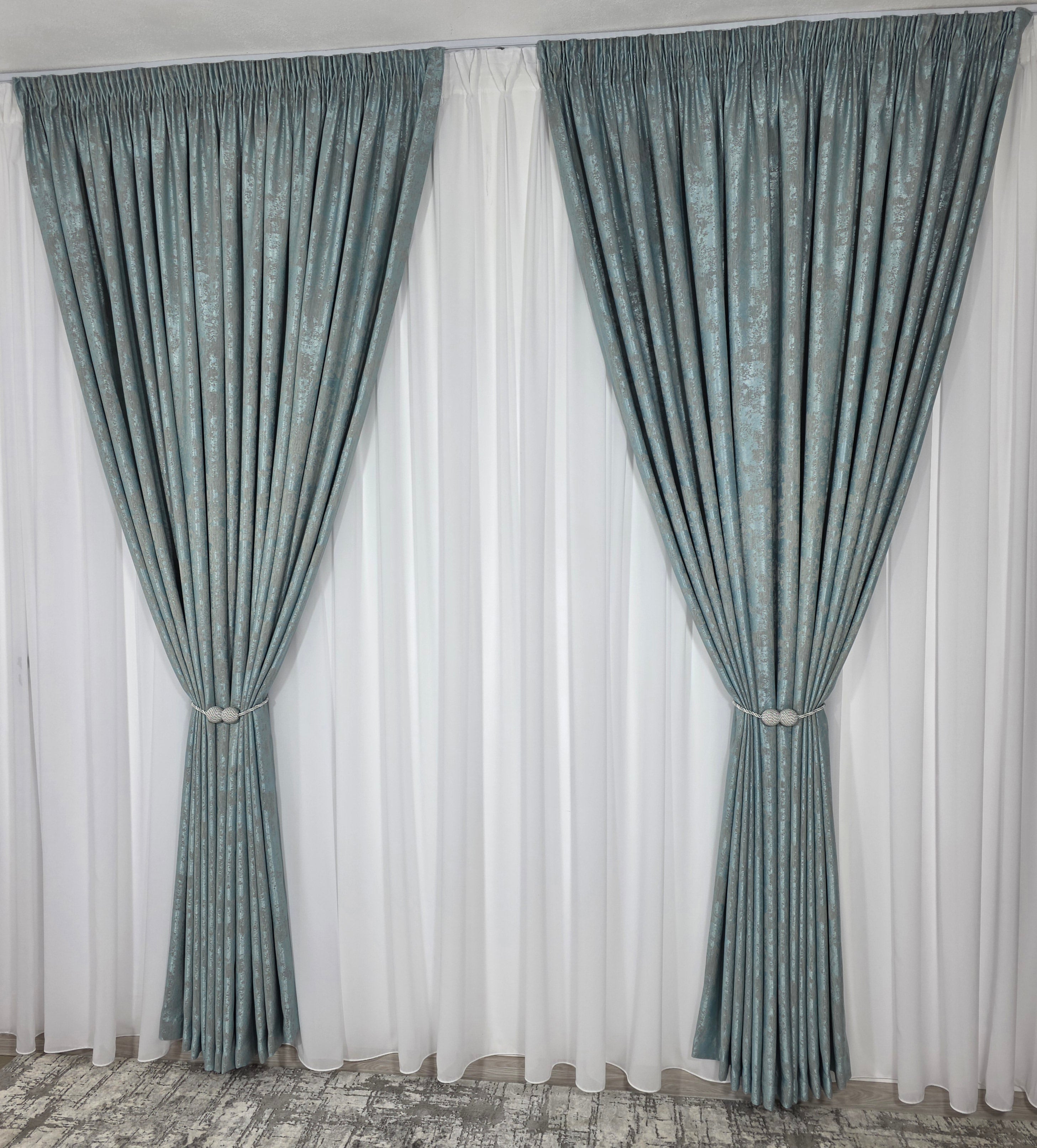 Colectia Decorativa: Perdea Alba Simpla si Draperie Tip Vopsea-Turcoaz Deschis