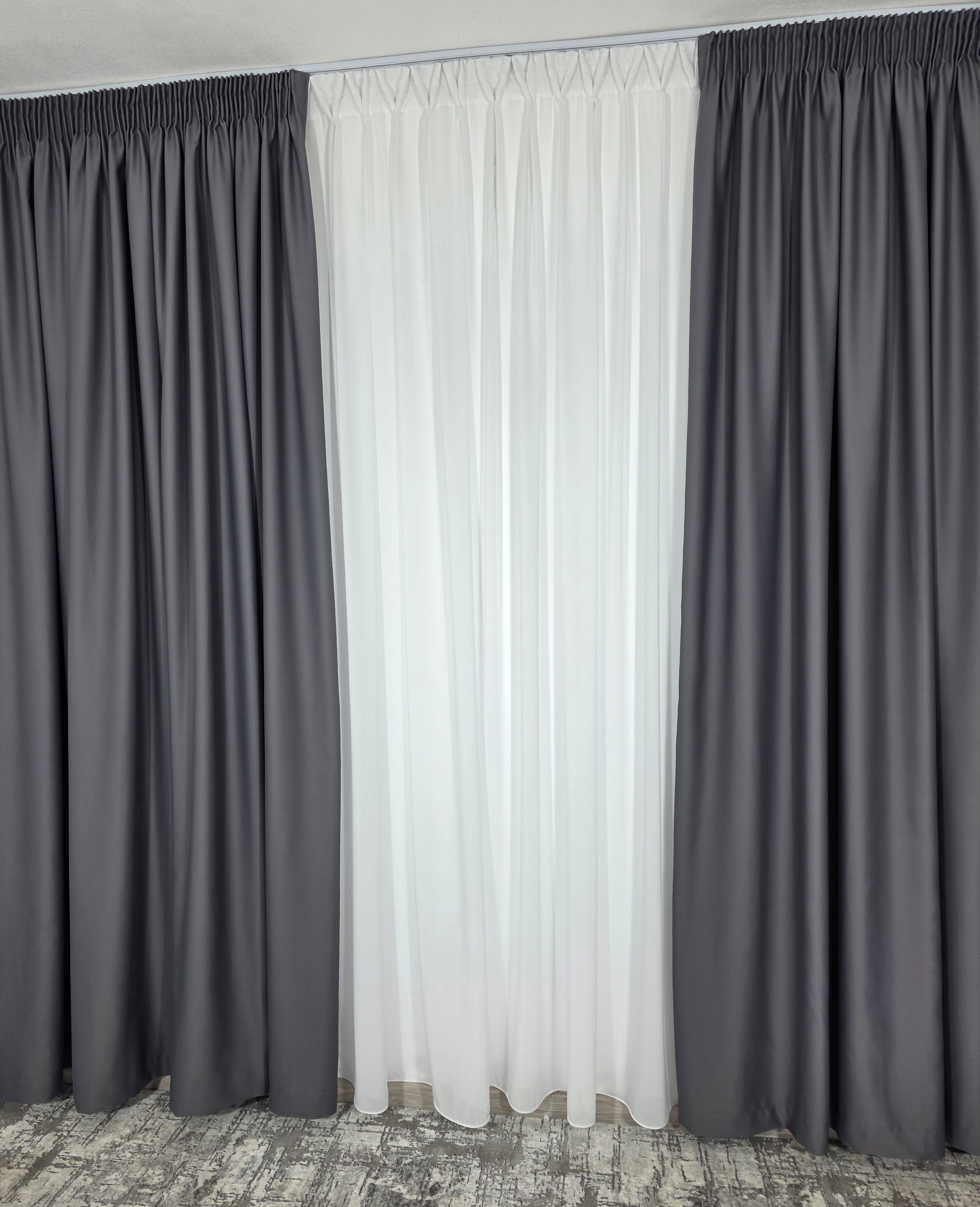 Colectia Blackout: Perdea Matase Alba Si Draperie Gri Inchis Blackout 98%
