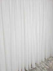 Perdea Frank albă cu sidef argintiu in model vertical, material plin ca textura