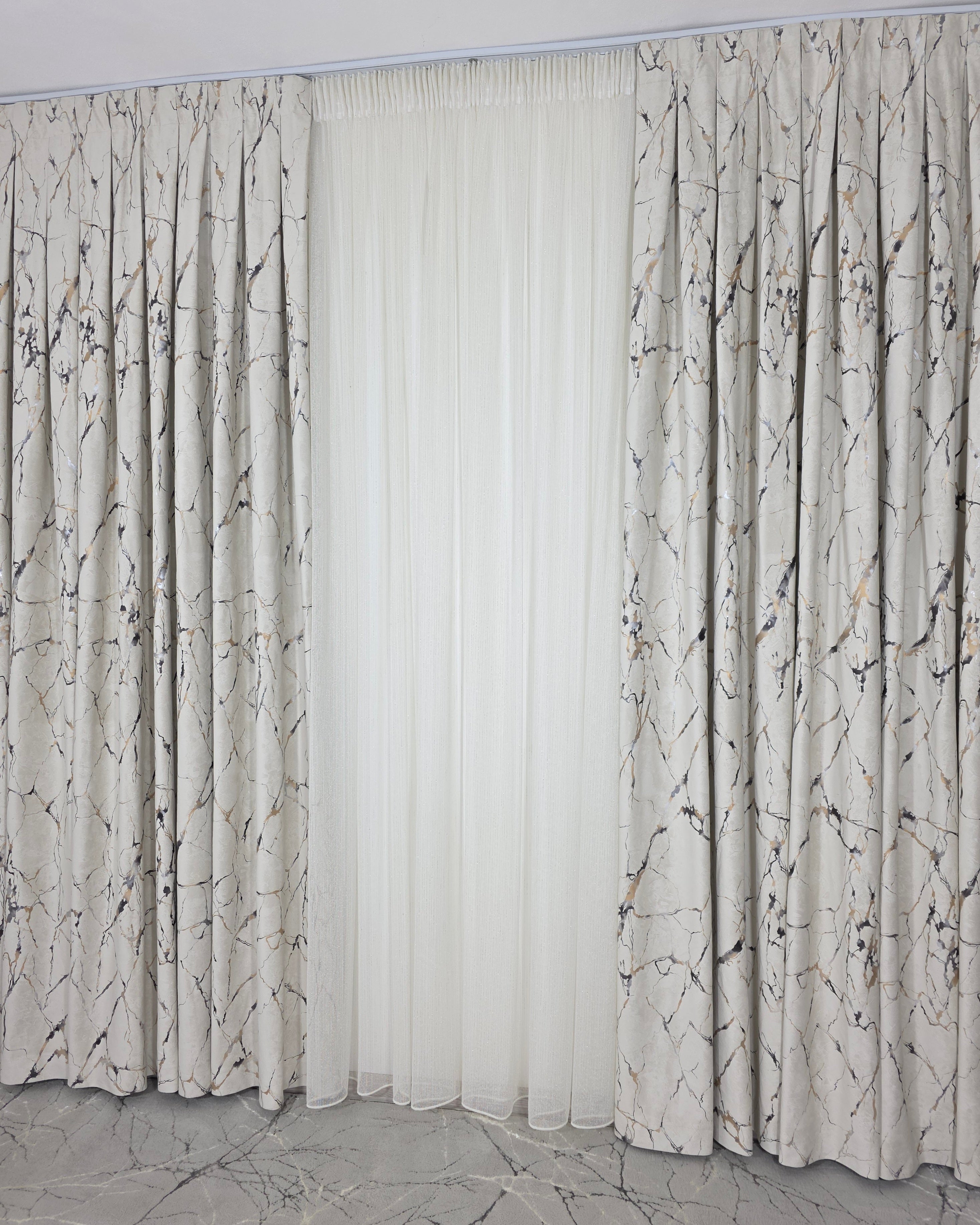Colectia Majestic: Perdea Crem Din Borangic Cu Sidef Auriu Si Draperie Catifea Bej Cu Insertii