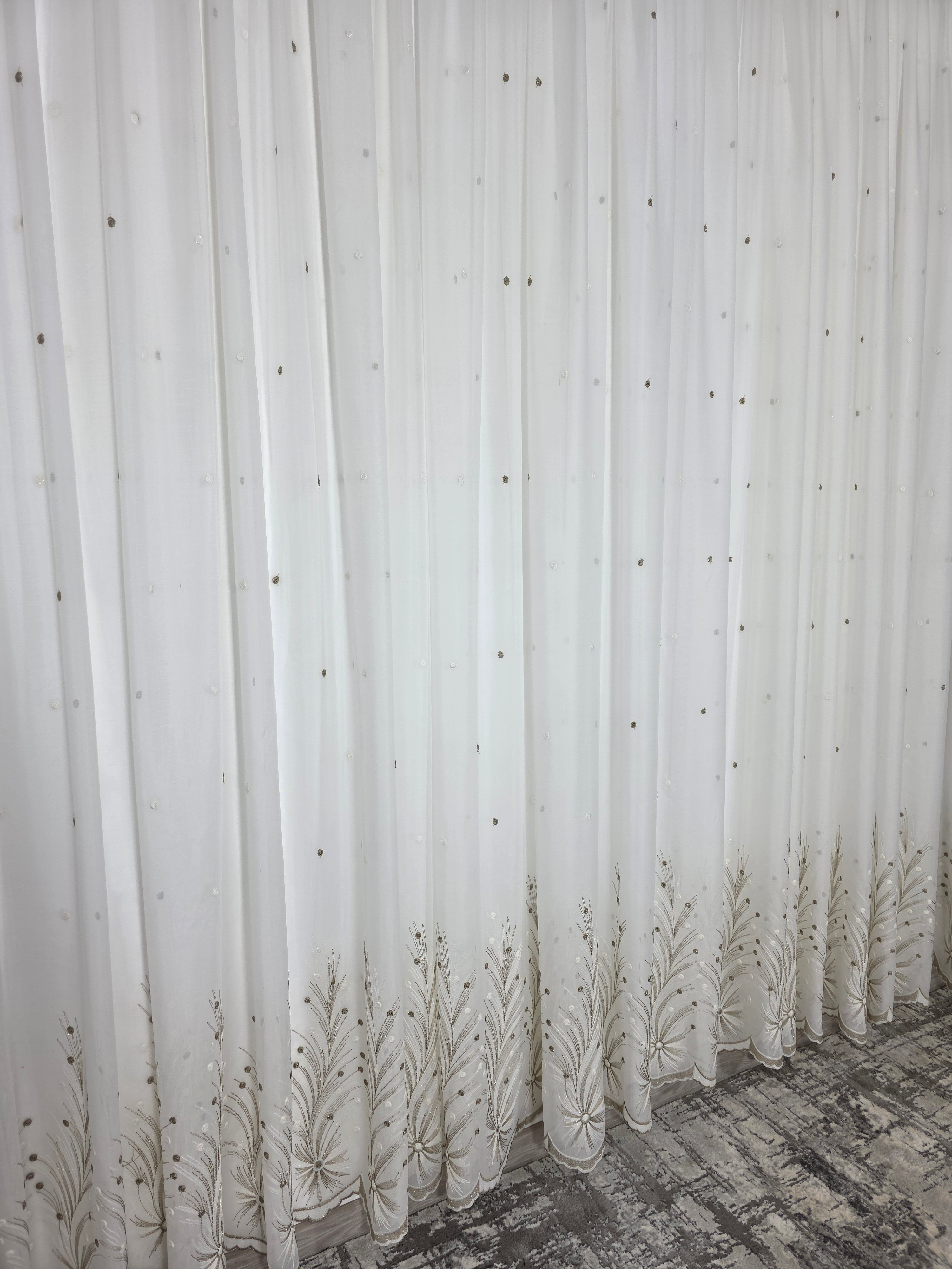 Set Gabriela: perdea ivoire in cristal cu broderie bej si draperie catifea bej inchis