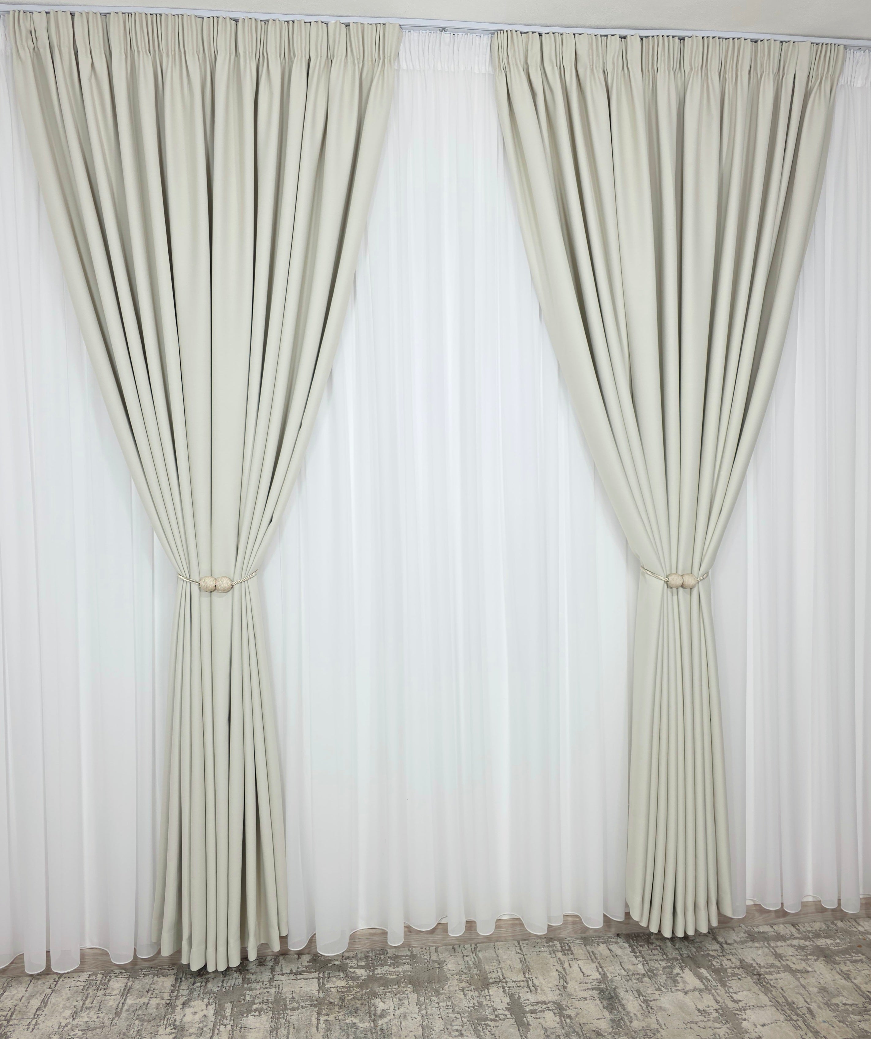 Colectia Blackout: Perdea Matase Alba Si Draperie Ivoire Blackout 80%