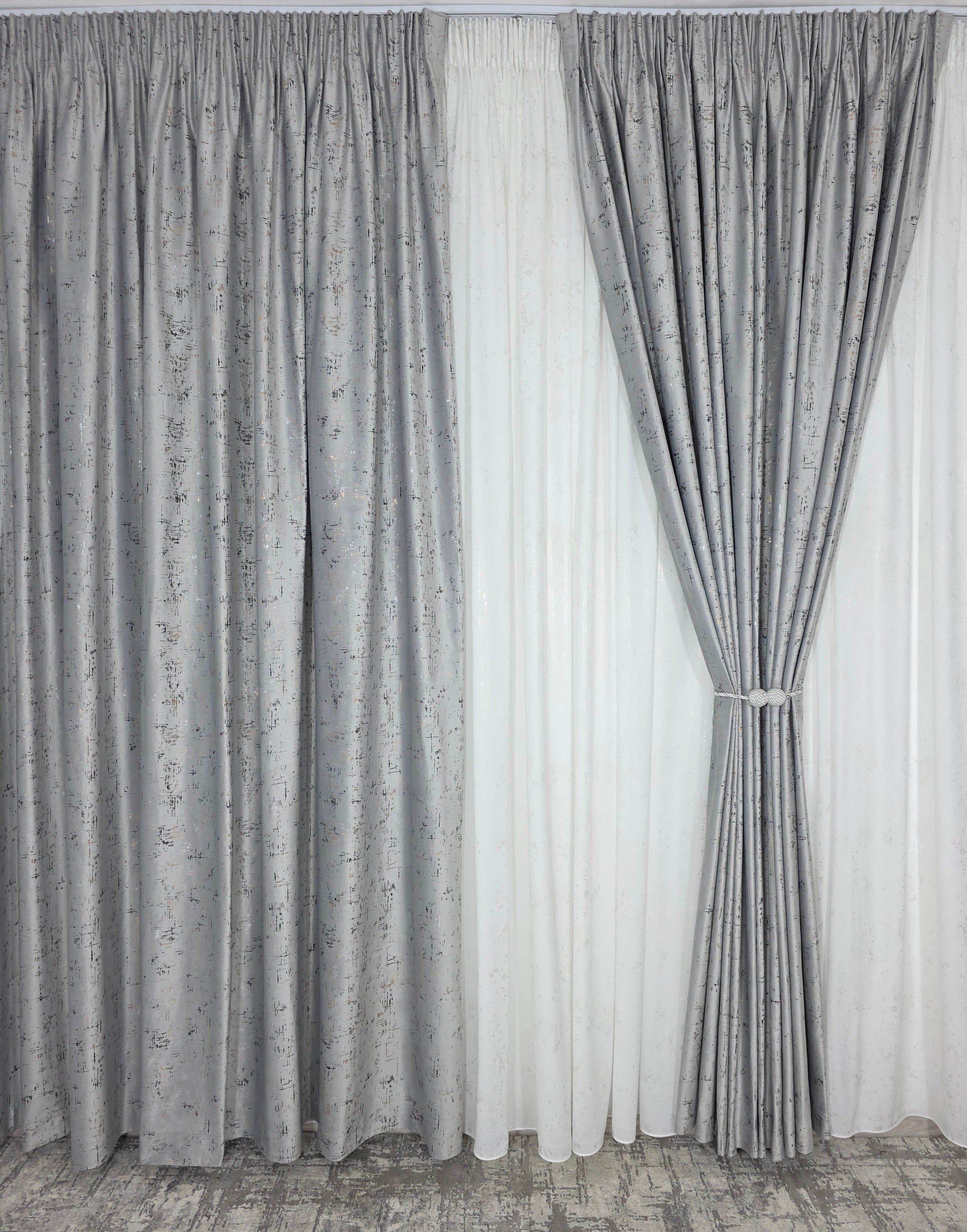 Colectia Royal: Perdea Alba Din Matase Cu Insertii Aurii Varianta 2 Si Draperie Catifea Gri Deschis Cu Insertii
