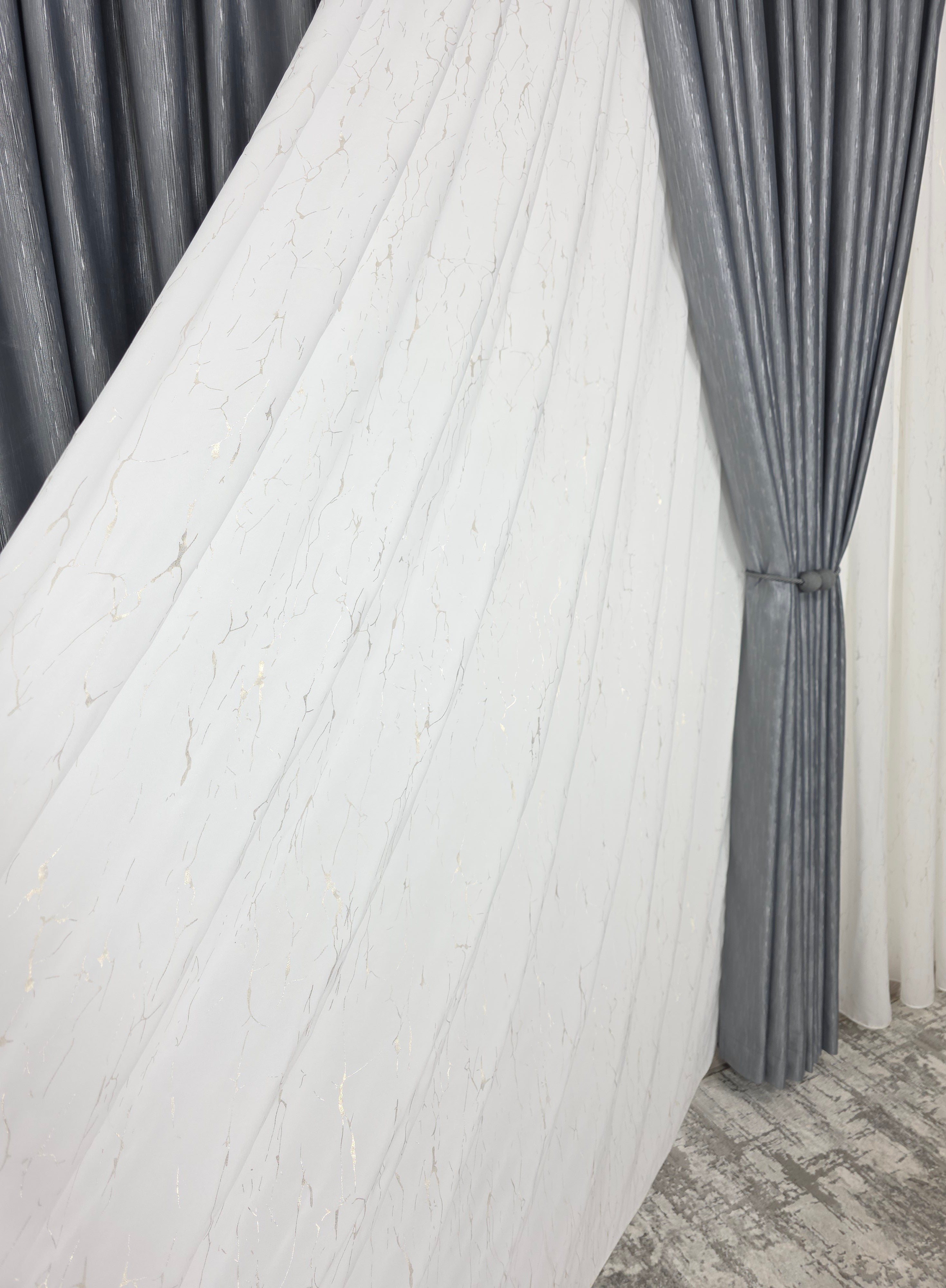 Colectia Valencia: Perdea Alba Din Matase Cu Insertii Aurii Varianta 1 Si Draperie Rolex Catifea Gri Cu Sclipici Auriu