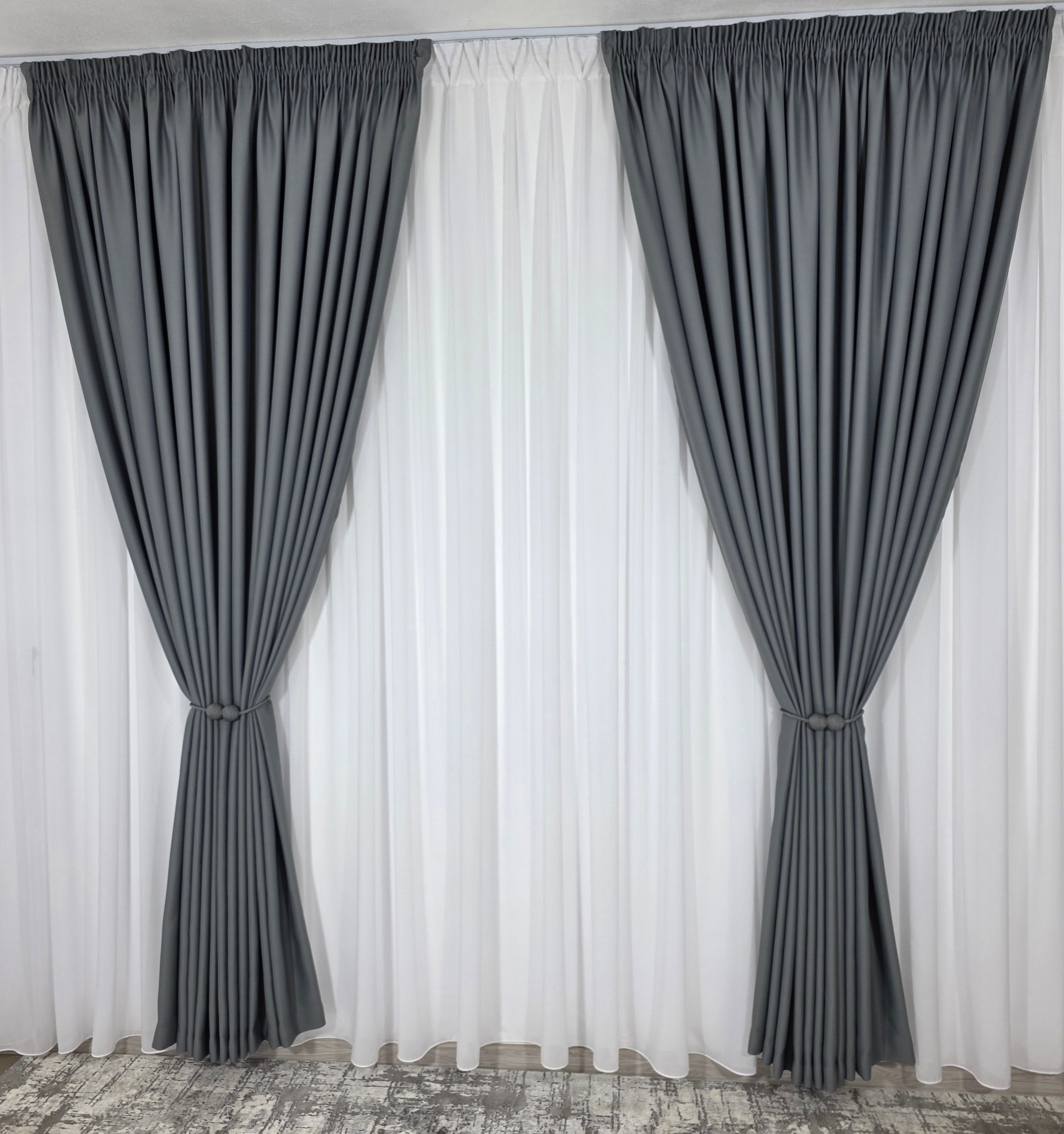 Colectia Blackout: Perdea Matase Alba Si Draperie Gri Mediu Blackout 98%