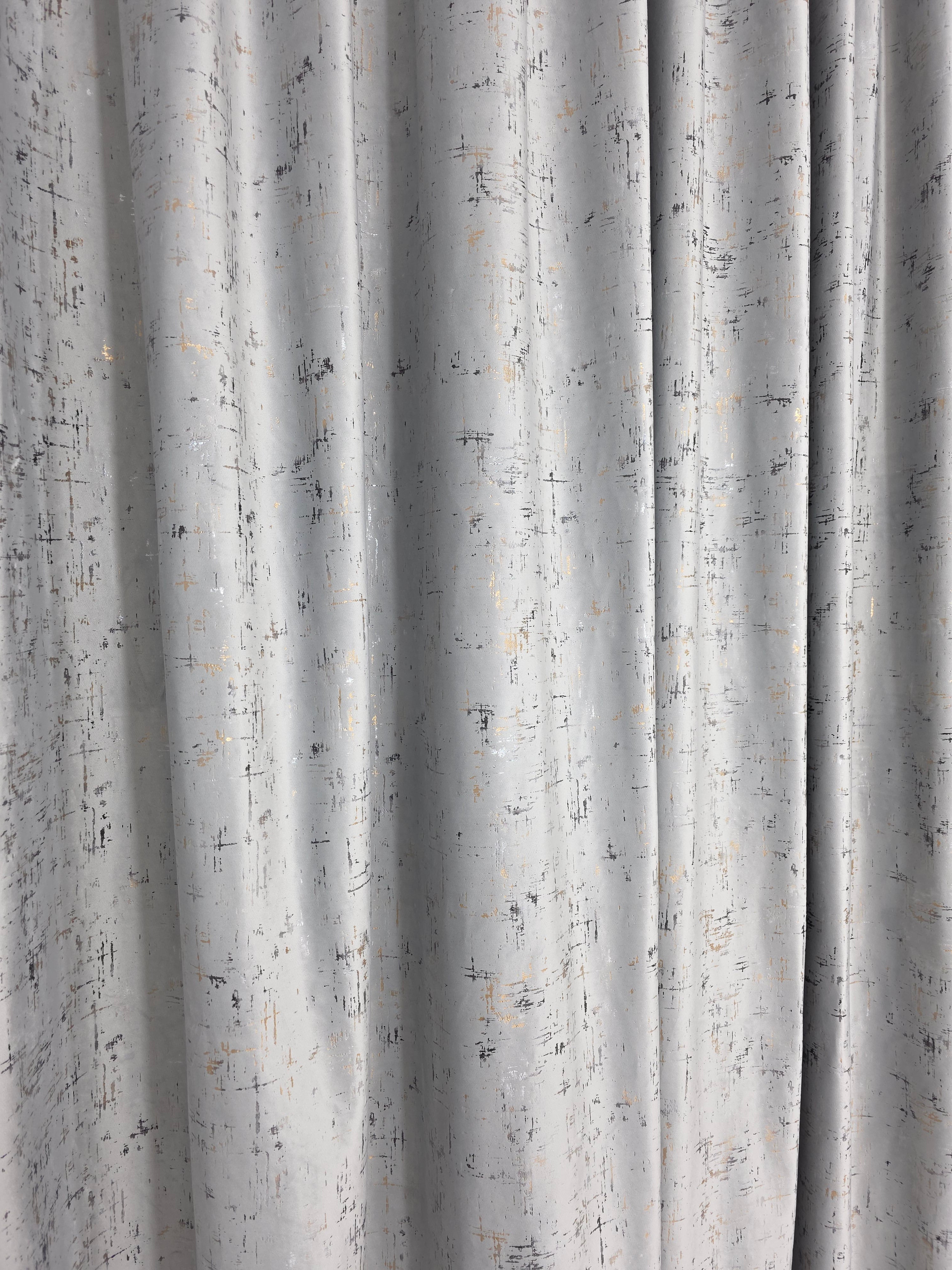 Colectia Royal: Perdea Alba Din Matase Cu Insertii Aurii Varianta 2 Si Draperie Catifea Gri Deschis Cu Insertii