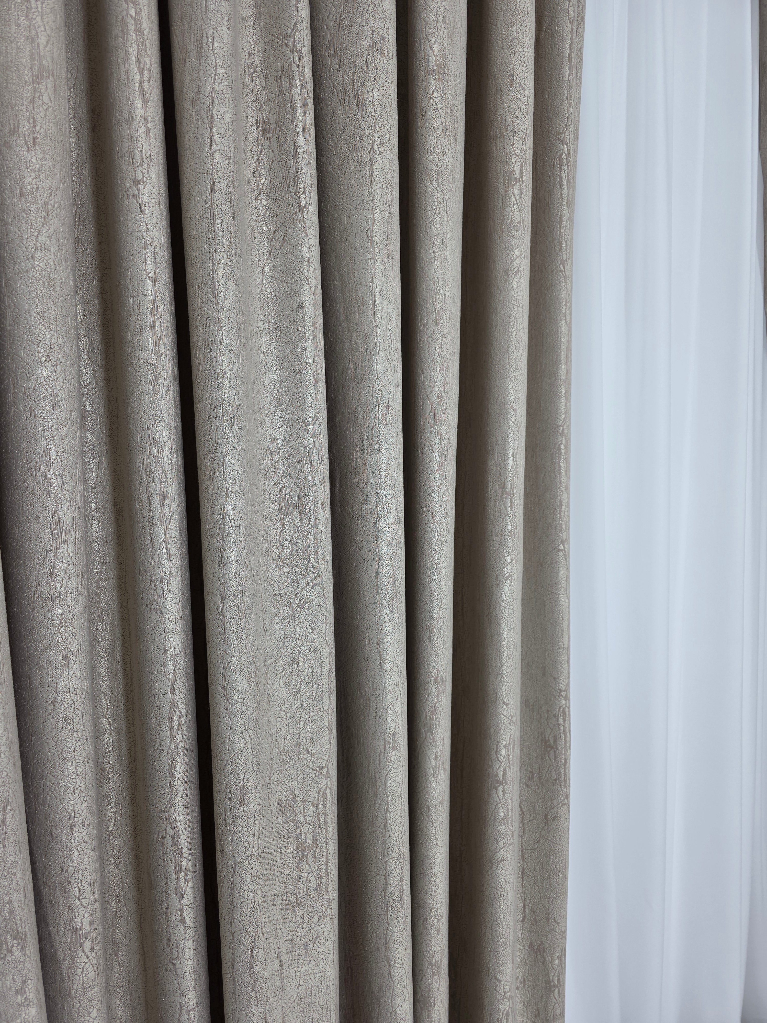 Colectia Lucy: perdea alba simpla voal si draperie bej cu model de vopsea decorativa