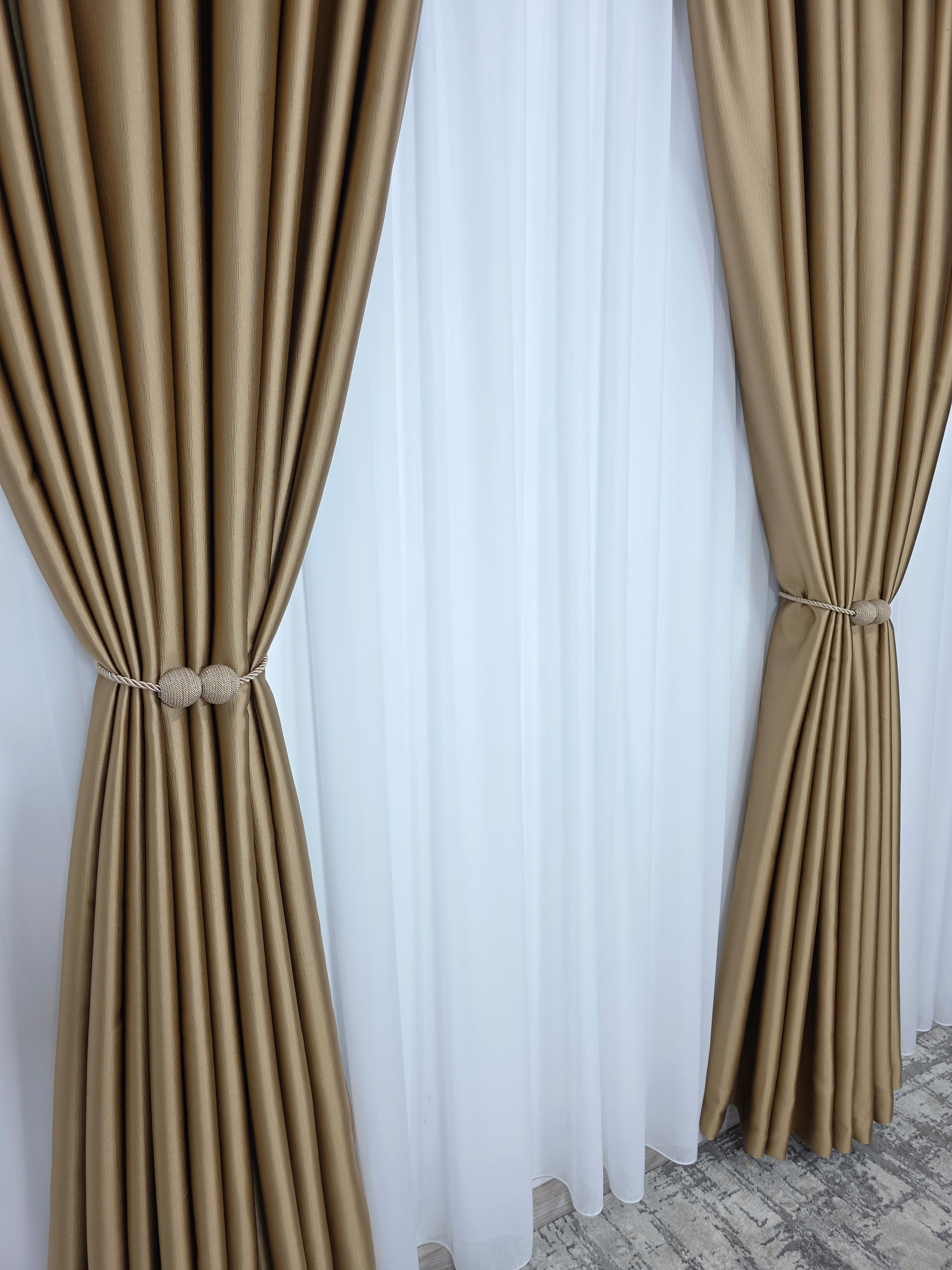 Colectia Noapte-Zi: Perdea voal alb premium si Draperie Paris blackout 100% opaca pe culoarea caramel