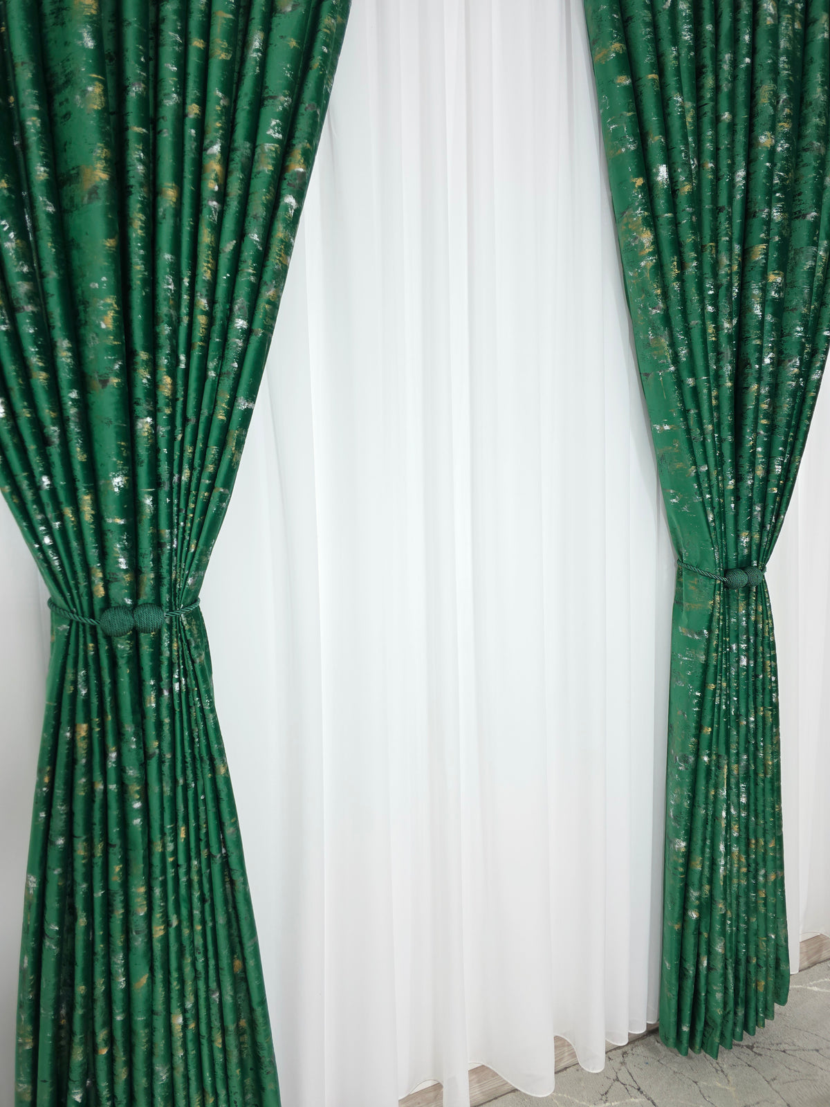 Colectia Elegance: Perdea Voal Premium Si Draperie Catifea Verde Smarald Cu Insertii model Golden