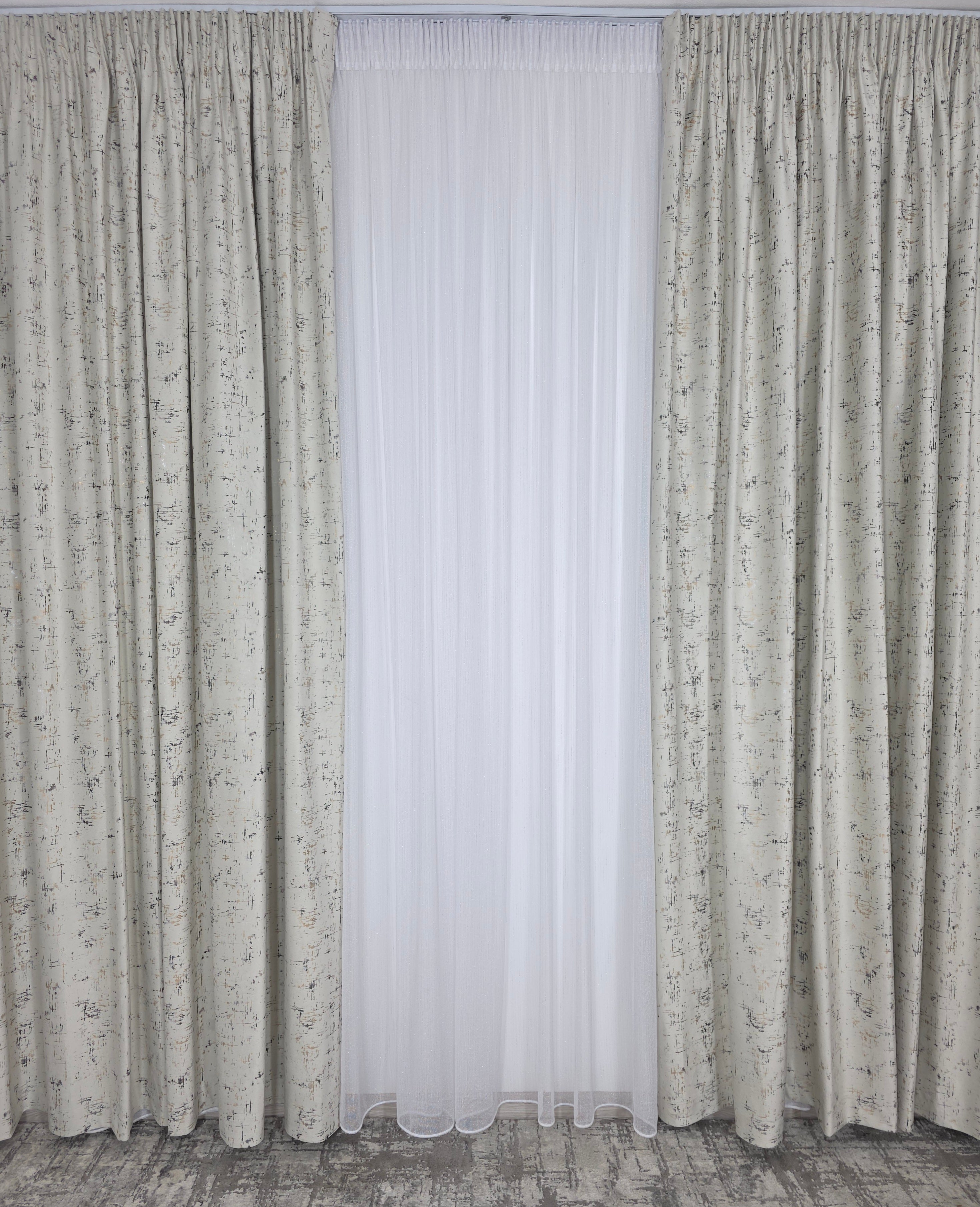 Colectia Pandantiv: Perdea Alba Din Borangic Cu Sidef Argintiu Si Draperie Catifea Crem Cu Insertii