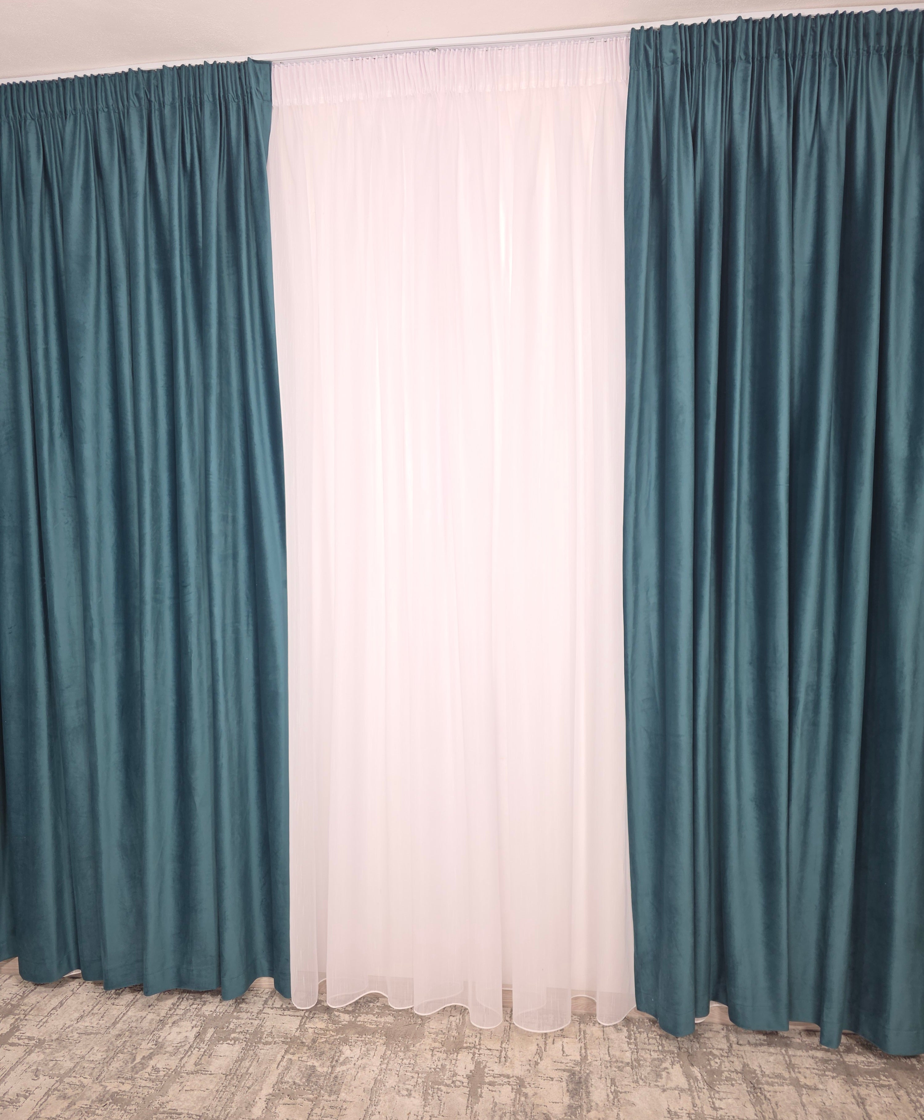 Set Daniela: Perdea Sable Alba plina ca textura Si Draperie Catifea Verde-Turcoaz