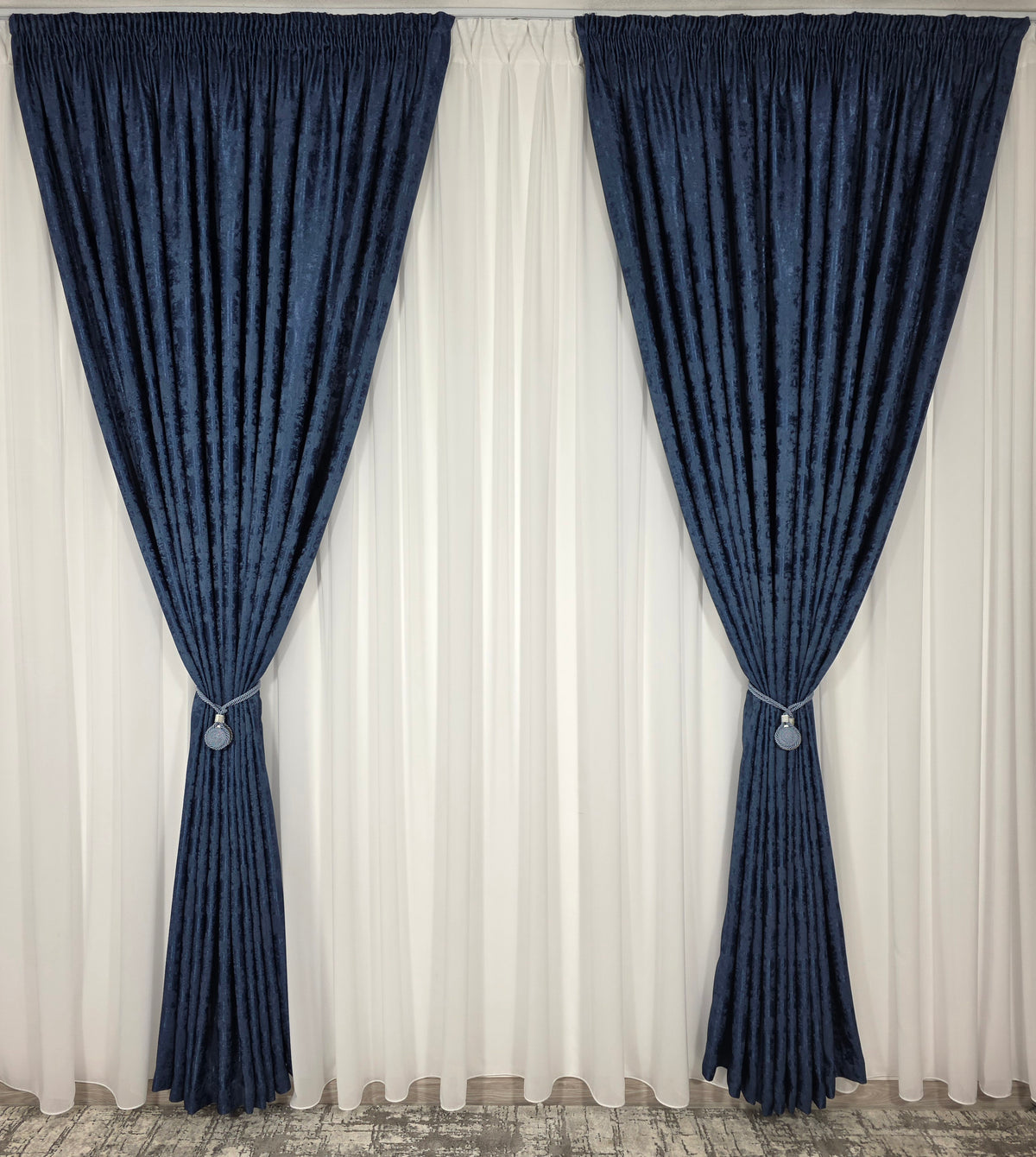 Colectia Decorativa: Perdea Ivoire Simpla si Draperie Tip Vopsea-Albastru Inchis