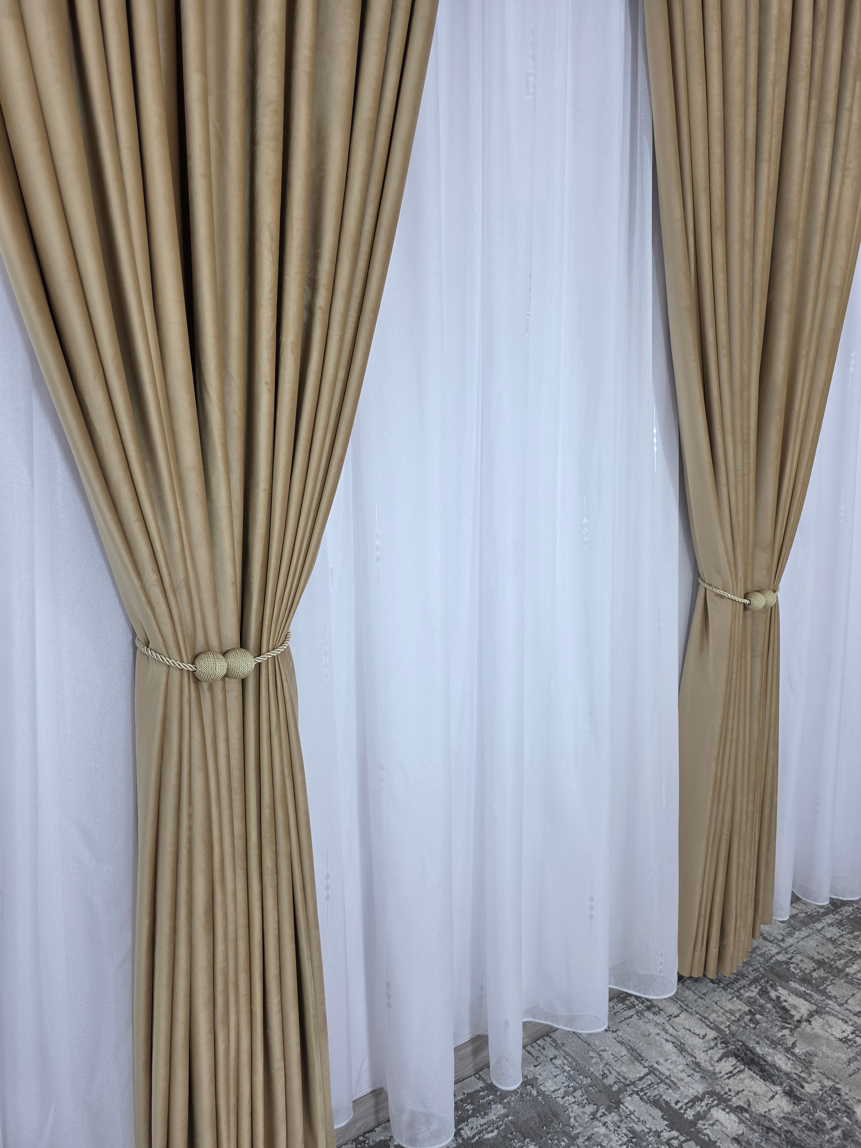 Set Alina: perdea in cristal alb cu forme geometrice si draperie catifea miere