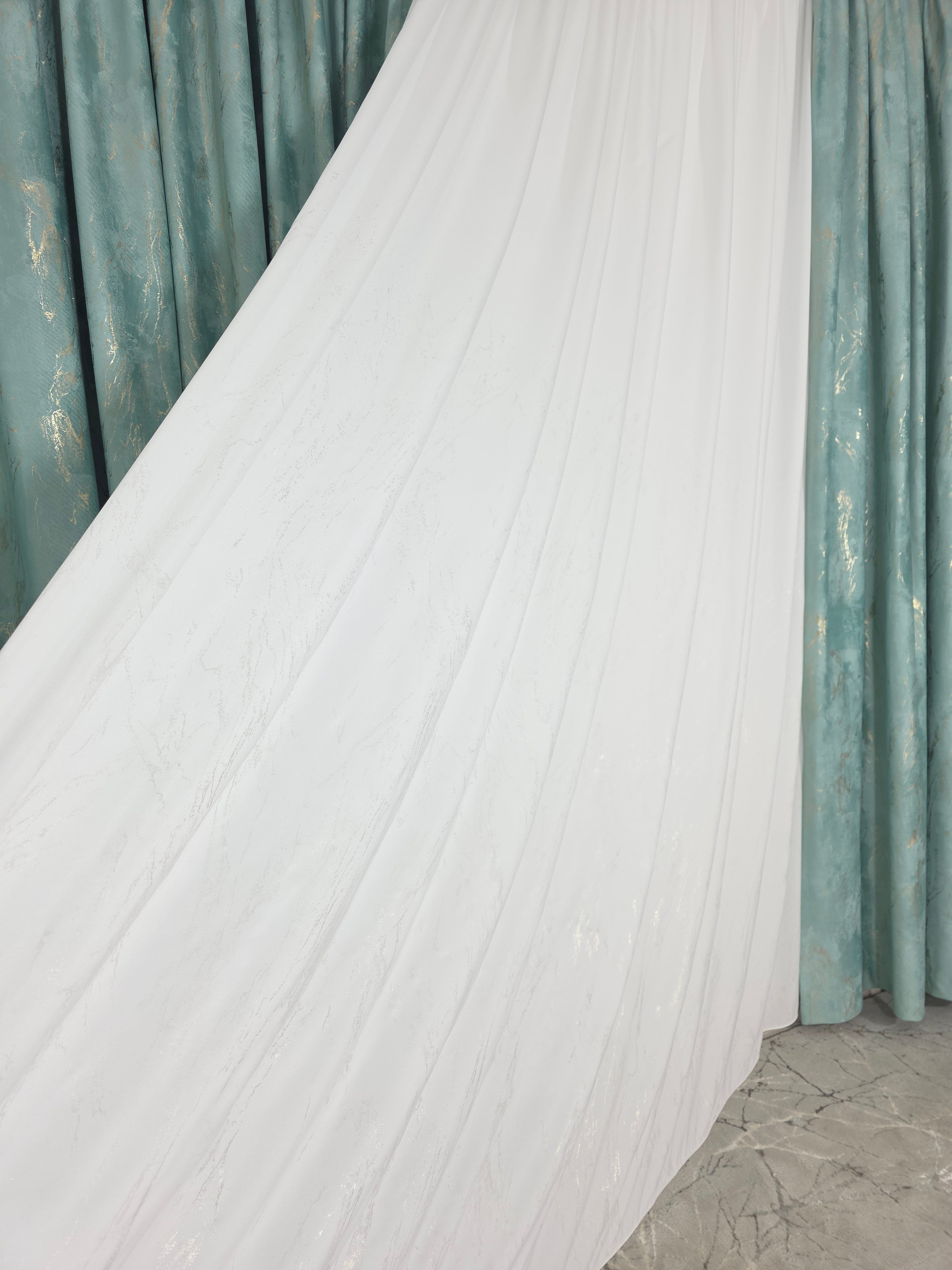 Colectia Venetia: perdea din matase cu insertii aurii varianta 3 si draperie din catifea cu insertii aurii - Verde Menta