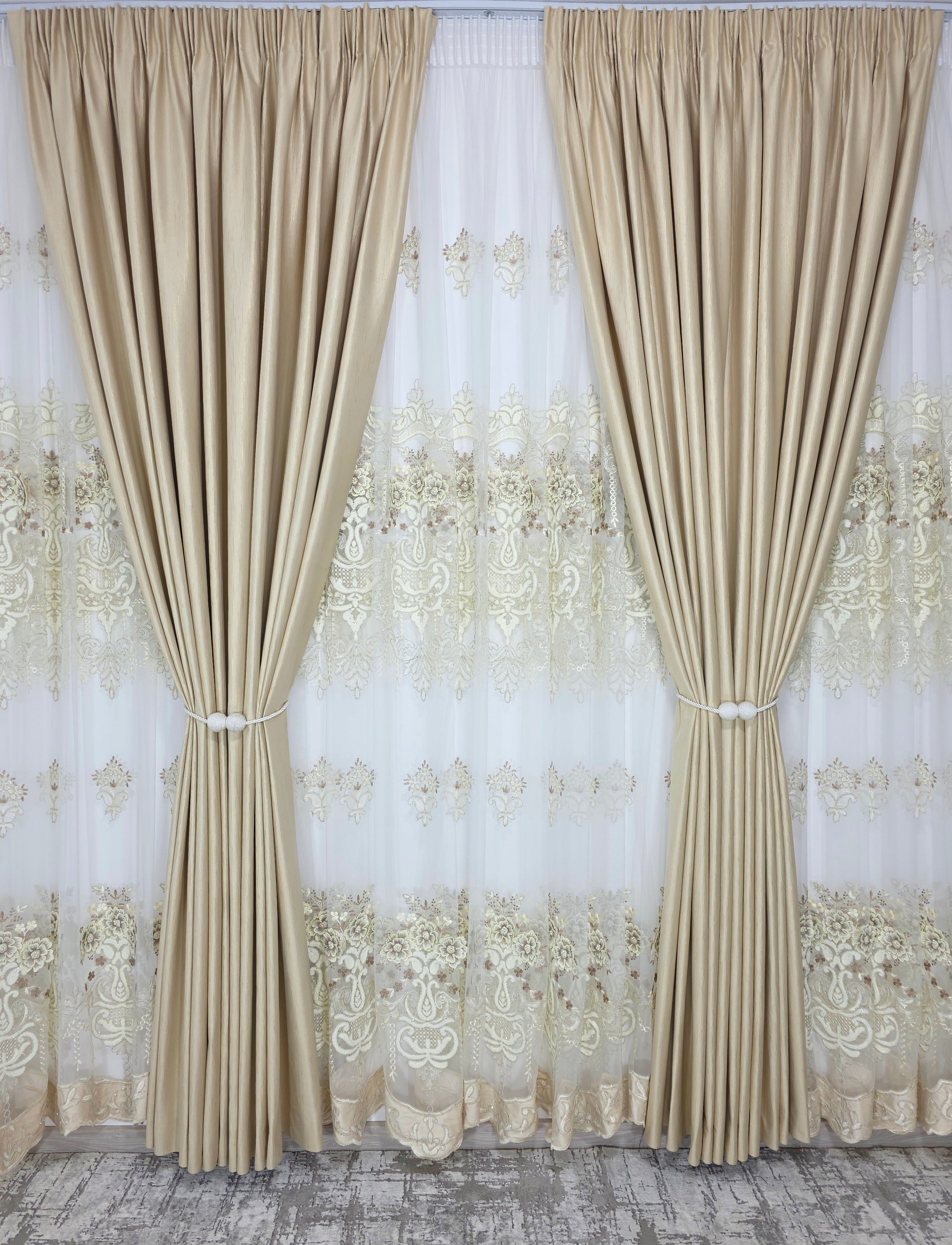 Set Luminita: Perdea Lux Cu Broderie 3d Crem Si Draperie Rolex Din Catifea Crem Auriu Cu Sclipici Auriu