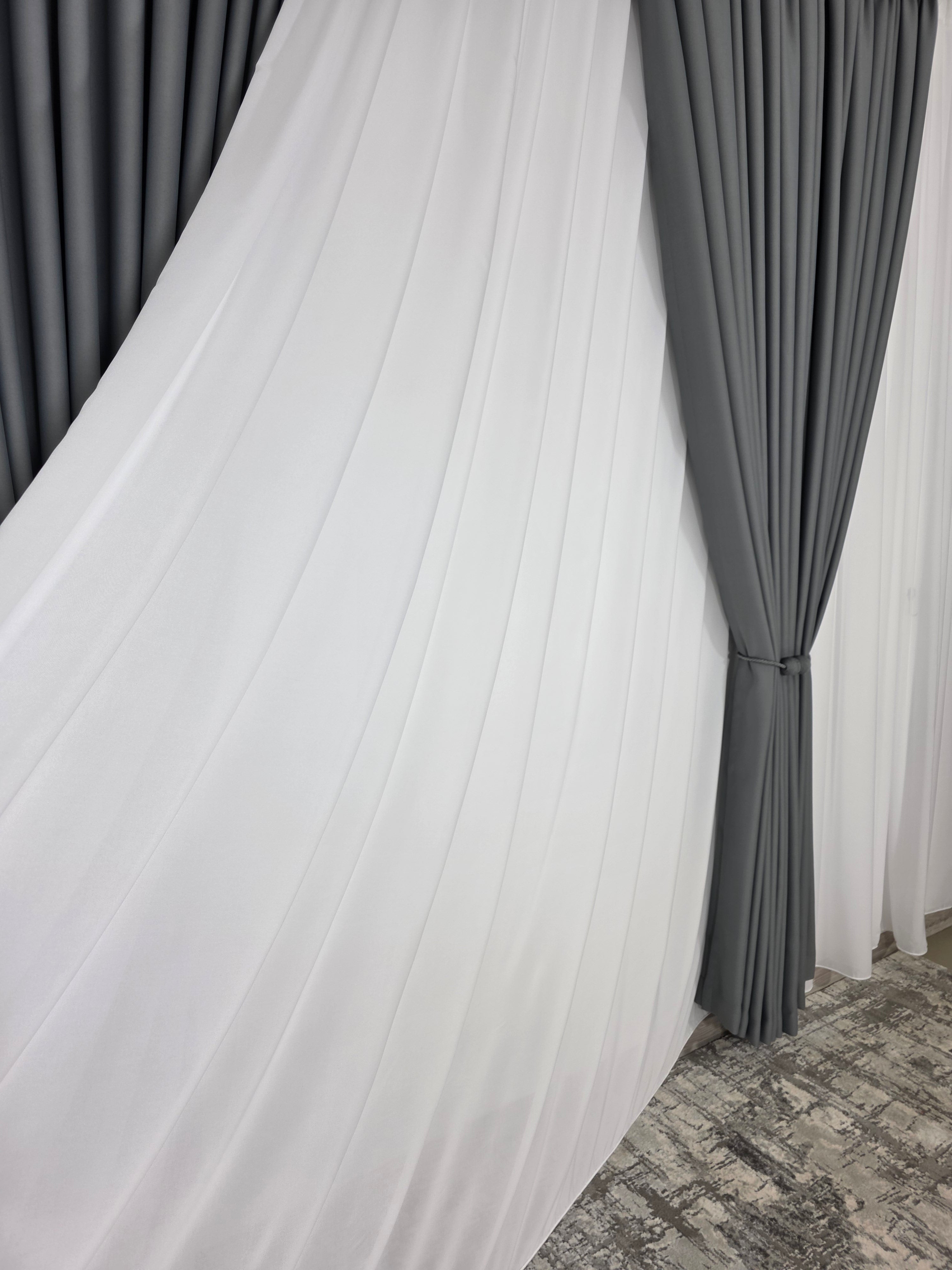 Colectia Blackout: Perdea Matase Alba Si Draperie Gri Mediu Blackout 98%