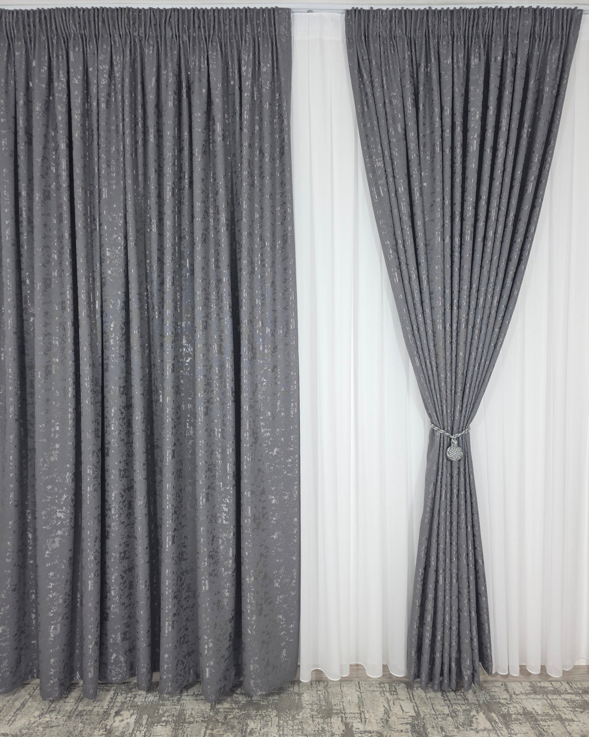 Set Los Angeles Gri Inchis – Perdea Alba Simpla si Draperie Tip Nisip – Ideal pentru Livinguri Moderne in nunate de Gri, Negru sau Alb – Confectionat pe Comanda