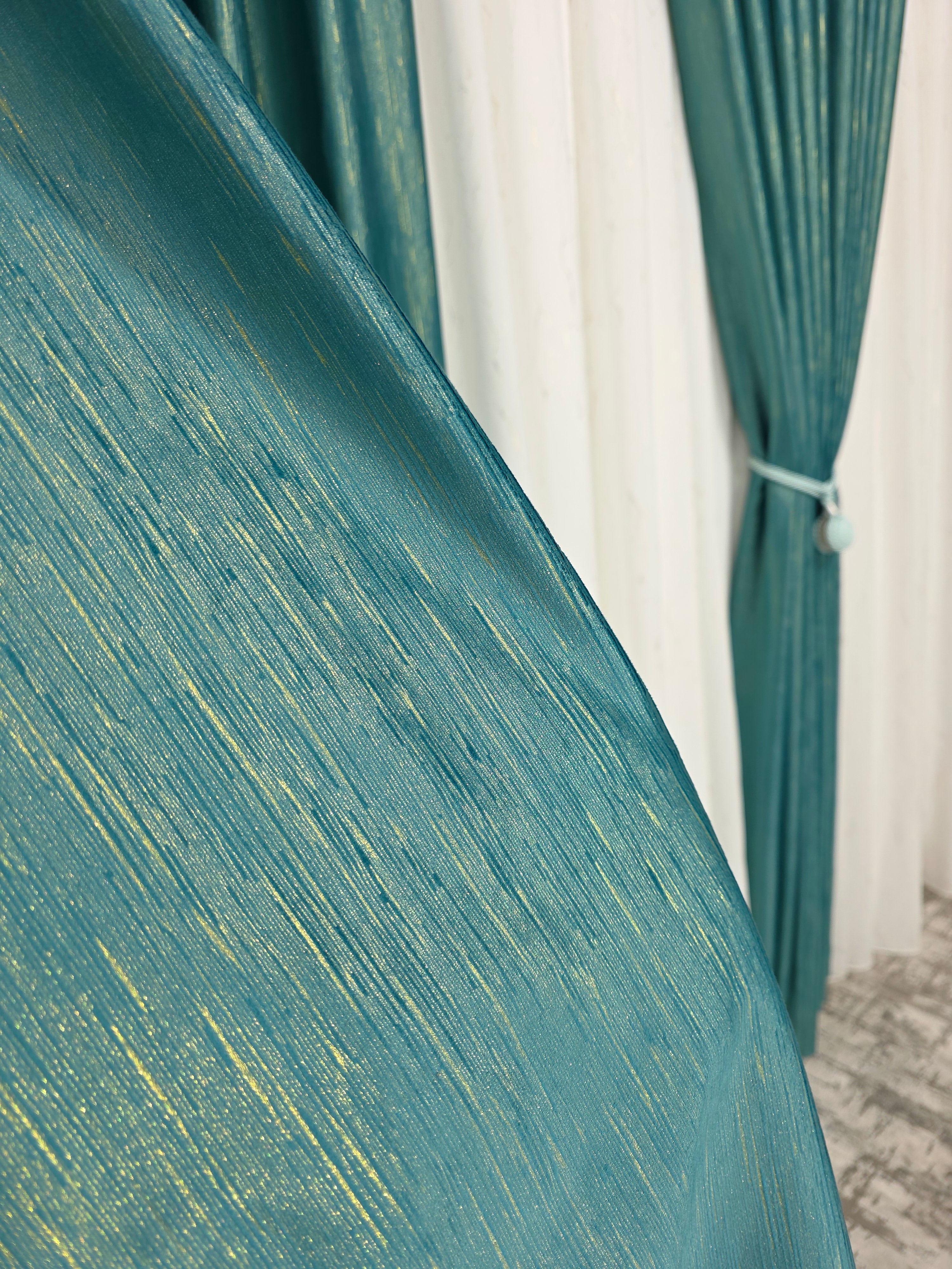 Colectia Valencia: Perdea Alba Din Matase Cu Insertii Aurii Varianta 1 Si Draperie Rolex Catifea Verde Turcoaz Cu Sclipici Auriu