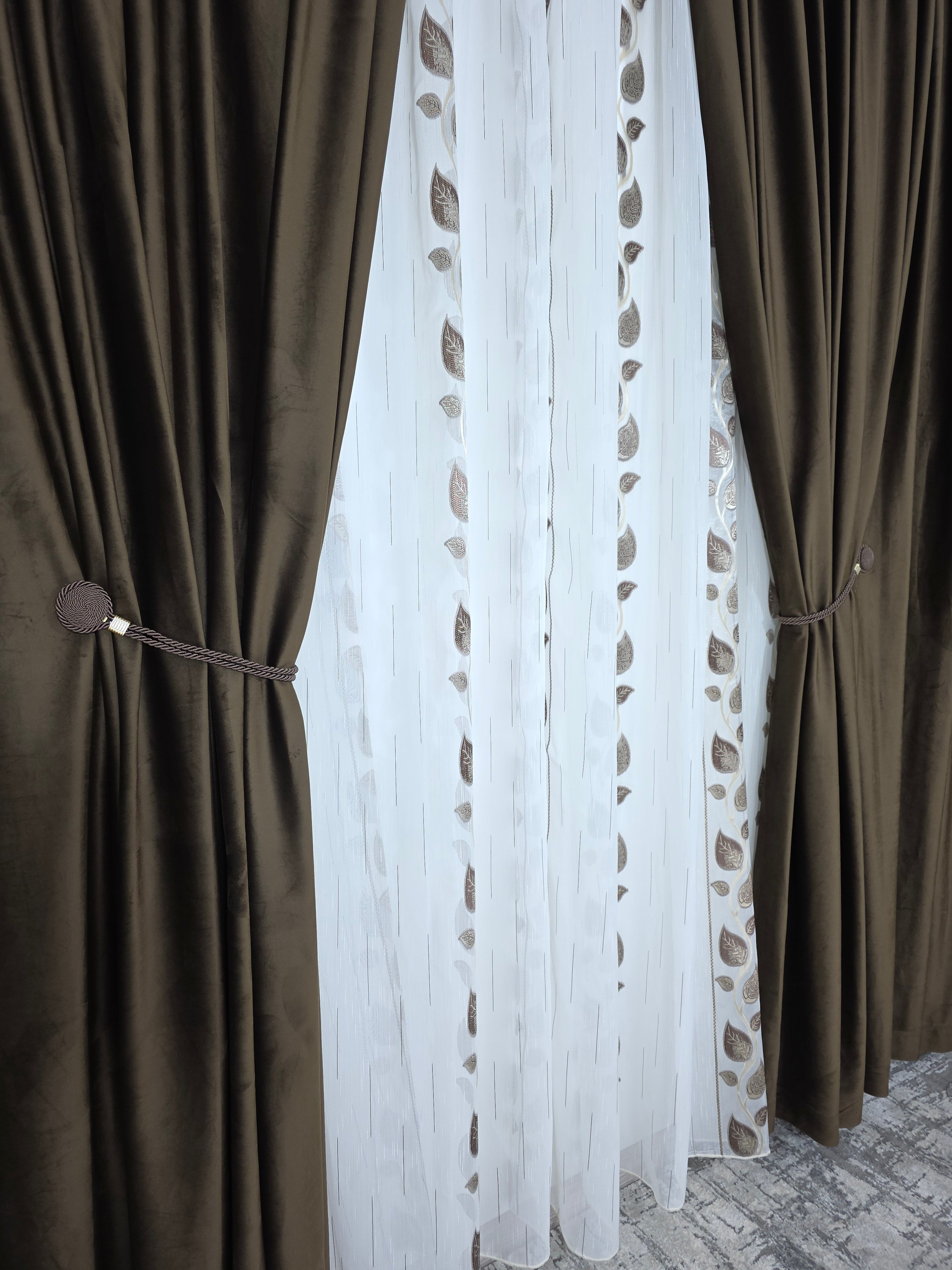 Set Calin: Perdea Sable Crem Cu Frunze Maro Si Draperie Blackout Catifea Maro
