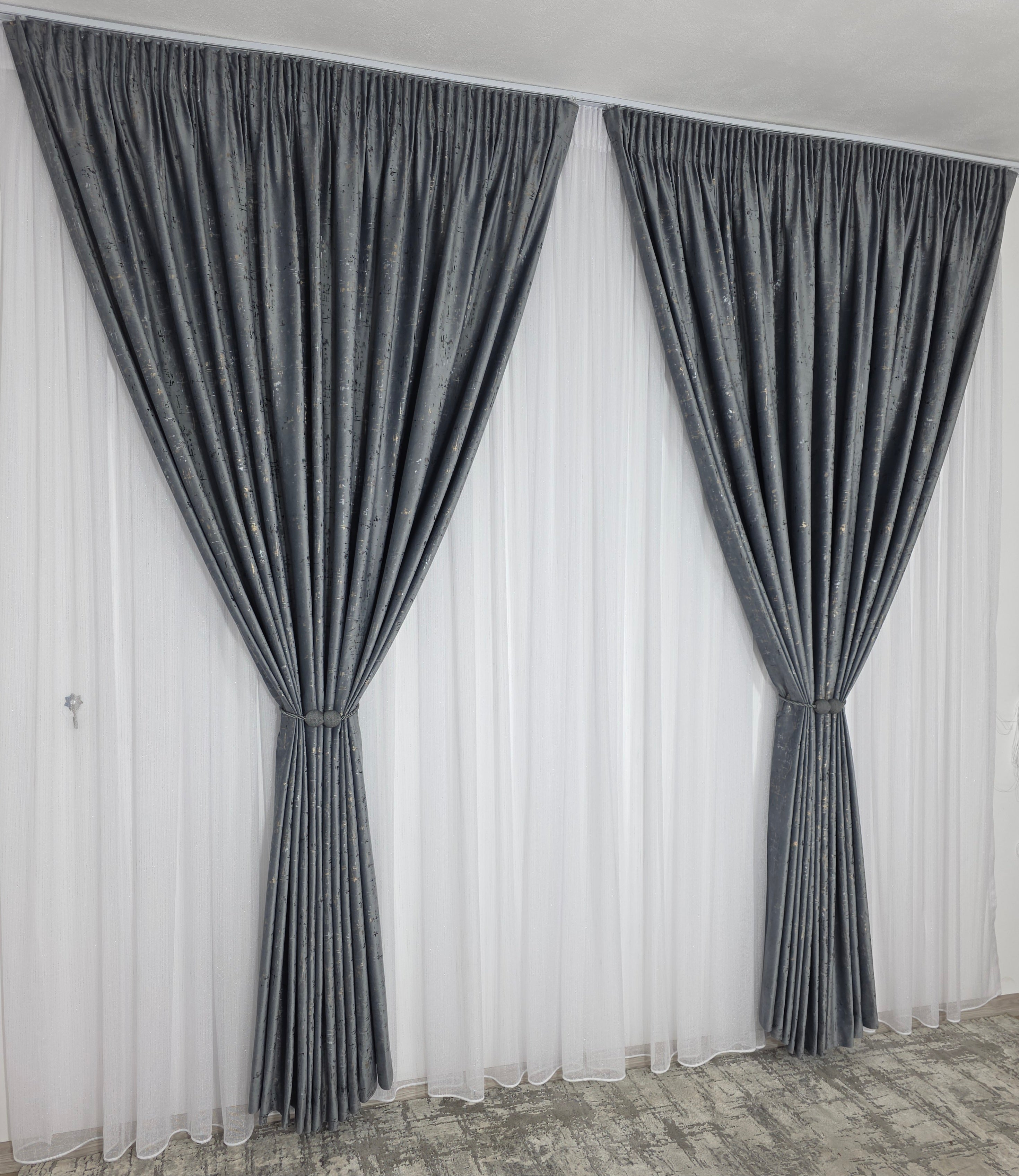 Colectia Pandantiv: Perdea Alba Din Borangic Cu Sidef Argintiu Si Draperie Din Catifea Gri Inchis Cu Insertii