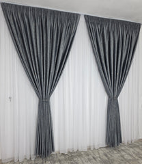 Colectia Pandantiv: Perdea Alba Din Borangic Cu Sidef Argintiu Si Draperie Din Catifea Gri Inchis Cu Insertii