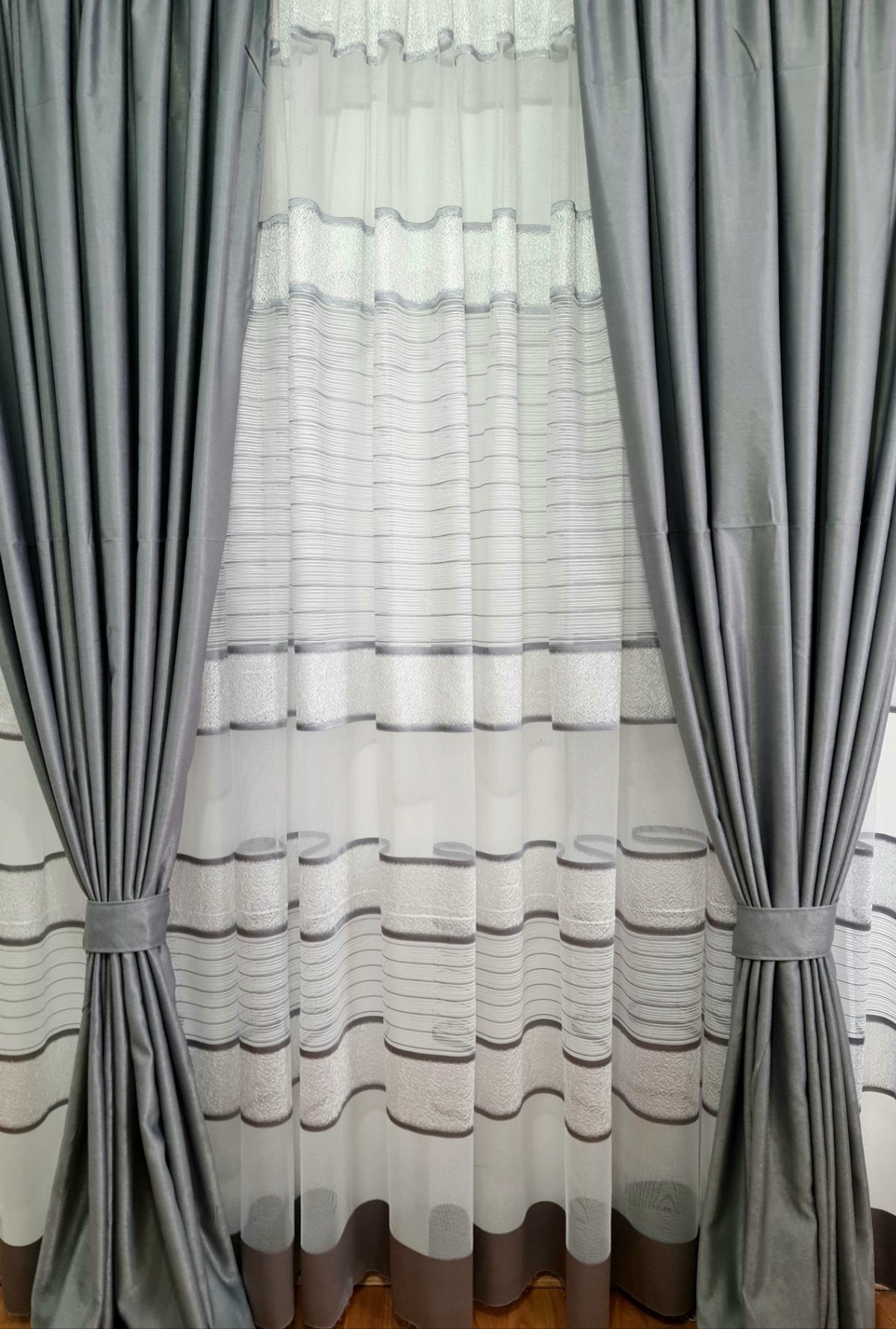 Set gri perdea si draperie Iasemin - CASABLANCA Set gri perdea si draperie Iasemin Casa Blanca Curtains & Drapes 370.00 CASABLANCA  CASABLANCA