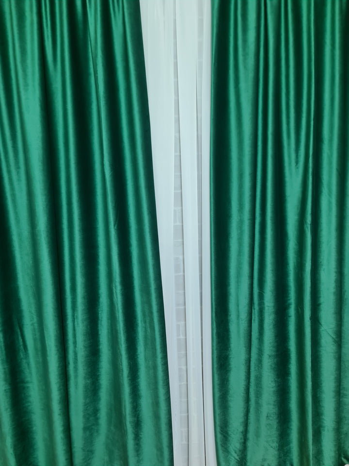Draperie catifea verde smarald, ce adaugă lux și rafinament în orice încăpere - CASABLANCA Draperie catifea verde smarald, ce adaugă lux și rafinament în orice încăpere Casa Blanca Curtains & Drapes 80.00 CASABLANCA  CASABLANCA