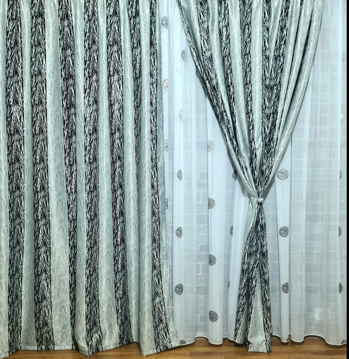 Set perdea si draperie Mexico, perfect pentru camere cu accente de gri - CASABLANCA Set perdea si draperie Mexico, perfect pentru camere cu accente de gri Casa Blanca Curtains & Drapes 350.00 CASABLANCA  CASABLANCA