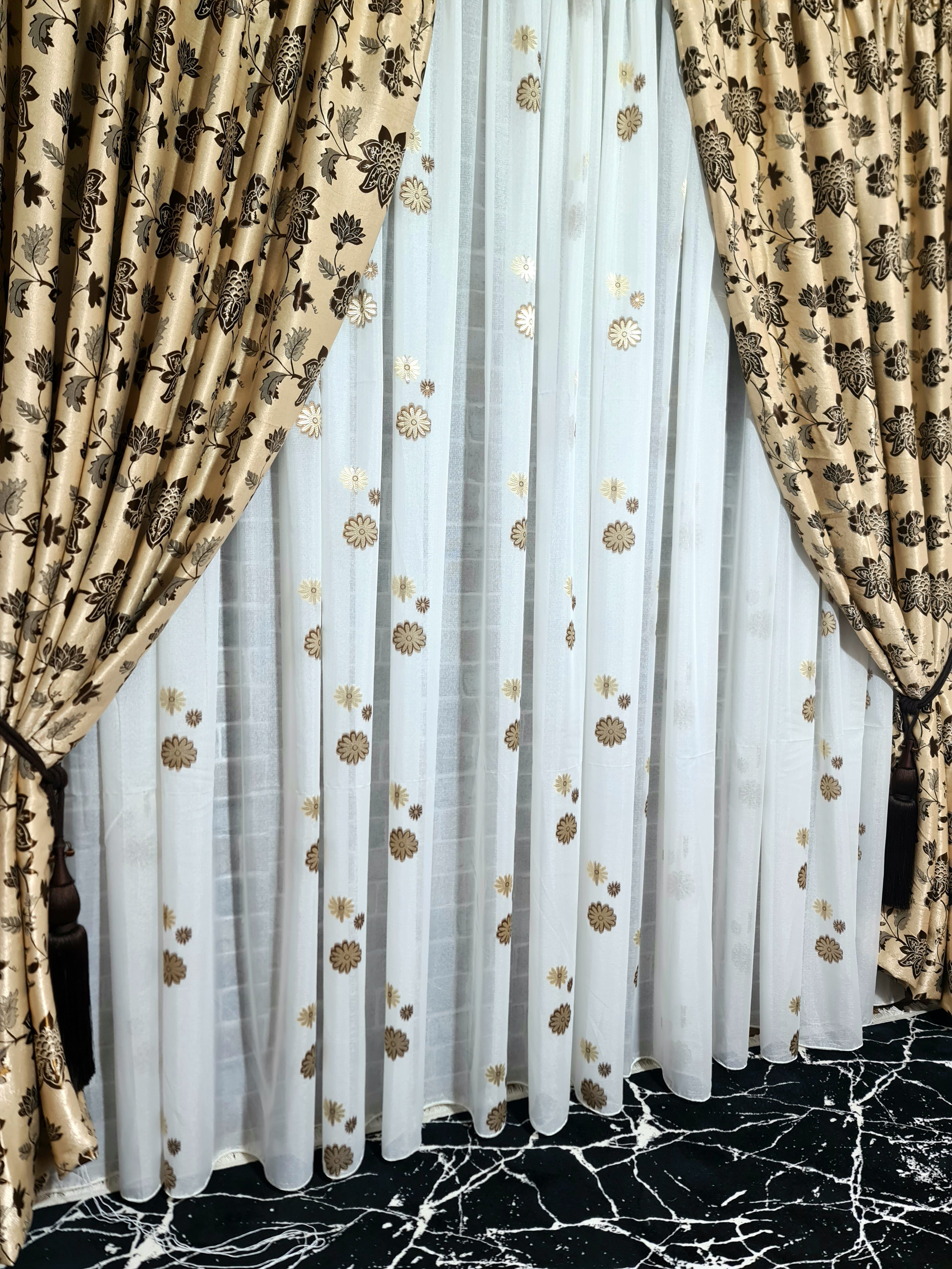 Set perdea si draperie Madalina - CASABLANCA Set perdea si draperie Madalina Casa Blanca Curtains & Drapes 350.00 CASABLANCA  CASABLANCA