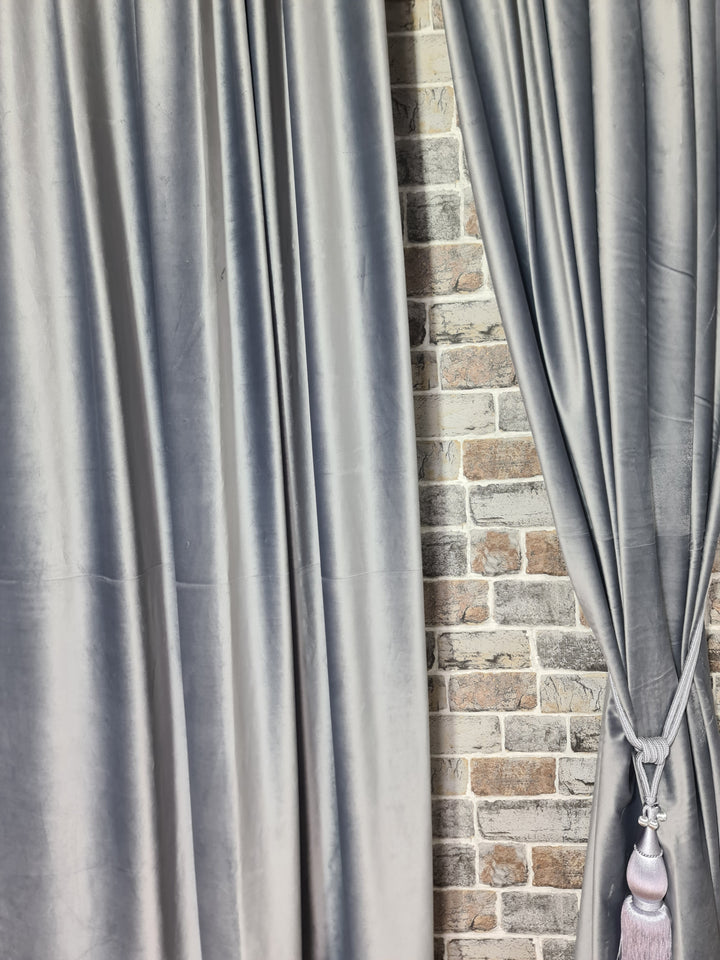 Adaugă Eleganță cu Draperia din Catifea Gri Deschis - Un Element de Design Plin de Stil și Răsfăț - CASABLANCA Adaugă Eleganță cu Draperia din Catifea Gri Deschis - Un Element de Design Plin de Stil și Răsfăț CASABLANCA  80.00 CASABLANCA  CASABLANCA