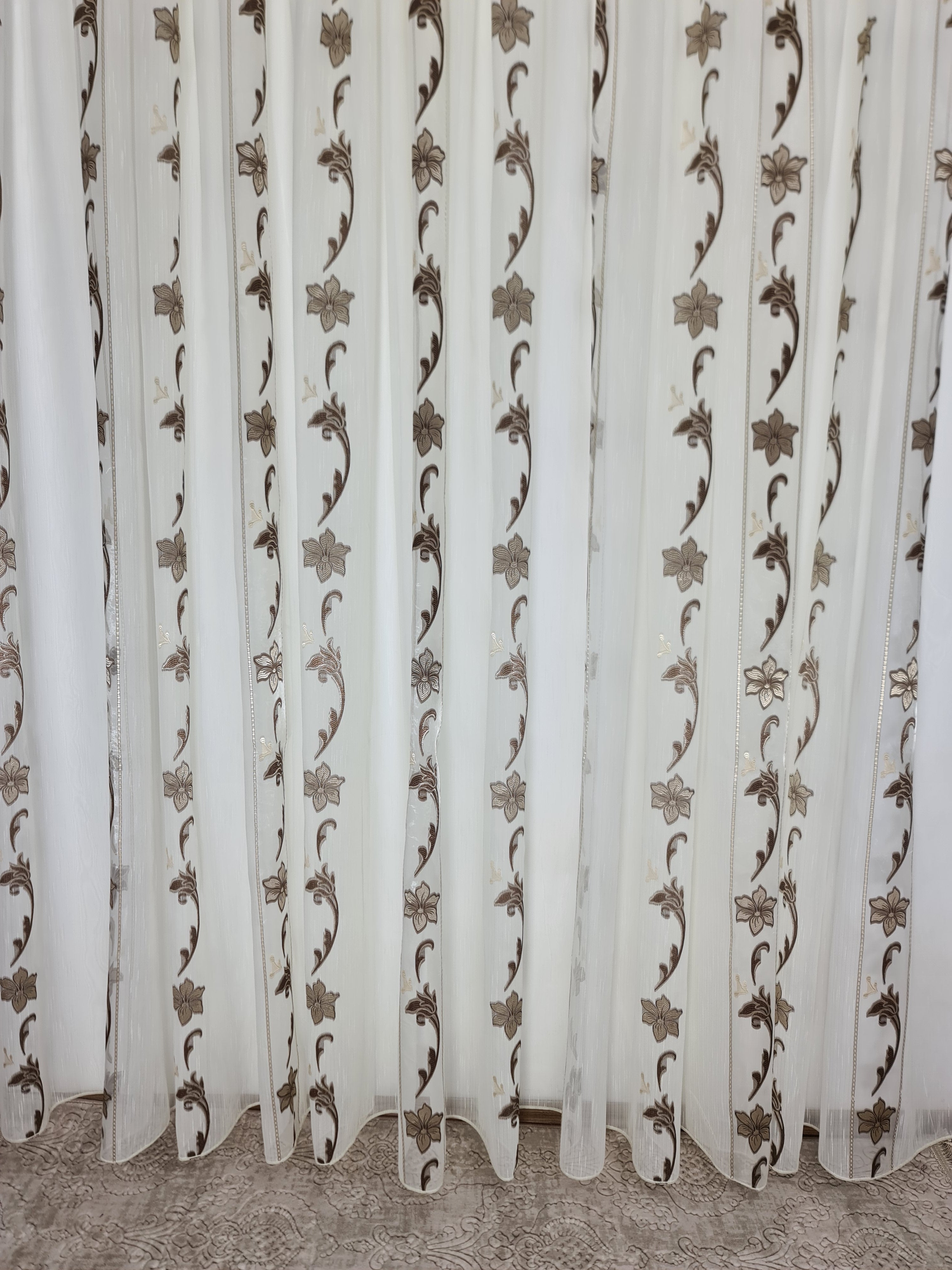 Perdea cu flori crem maro, model Ted, nu necesita calcare dupa spalare - CASABLANCA Perdea cu flori crem maro, model Ted, nu necesita calcare dupa spalare Casa Blanca Curtains & Drapes 40.00 CASABLANCA  CASABLANCA