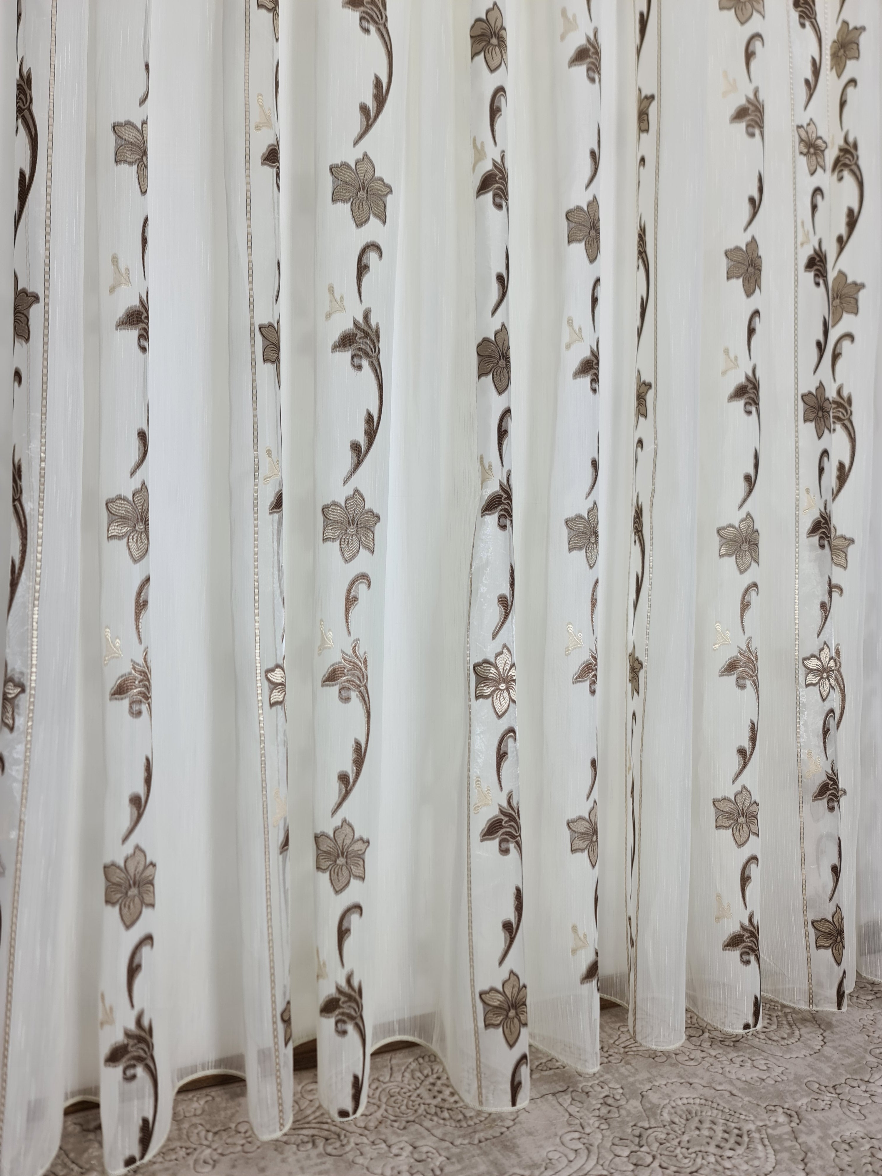 Perdea cu flori crem maro, model Ted, nu necesita calcare dupa spalare - CASABLANCA Perdea cu flori crem maro, model Ted, nu necesita calcare dupa spalare Casa Blanca Curtains & Drapes 40.00 CASABLANCA  CASABLANCA