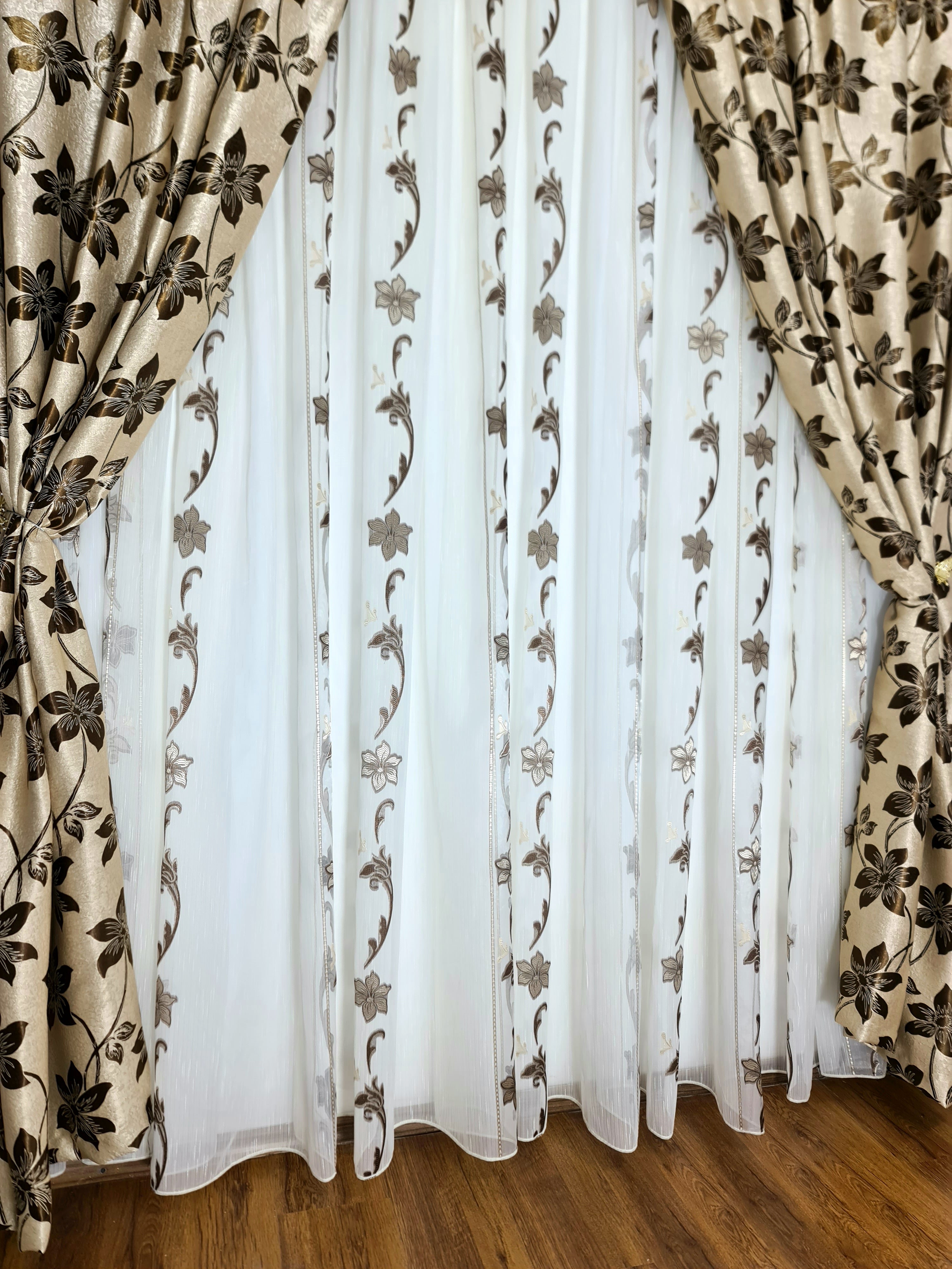 Perdea cu flori crem maro, model Ted, nu necesita calcare dupa spalare - CASABLANCA Perdea cu flori crem maro, model Ted, nu necesita calcare dupa spalare Casa Blanca Curtains & Drapes 40.00 CASABLANCA  CASABLANCA
