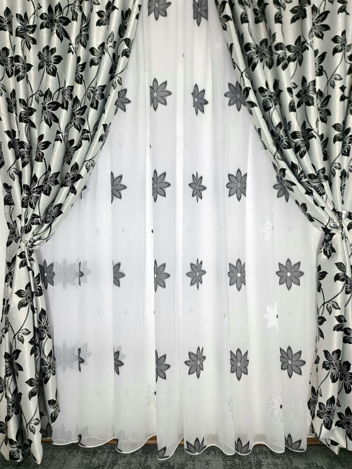 Set Perdea si Draperie Romeo - CASABLANCA Set Perdea si Draperie Romeo Casa Blanca Curtains & Drapes 330.00 CASABLANCA  CASABLANCA