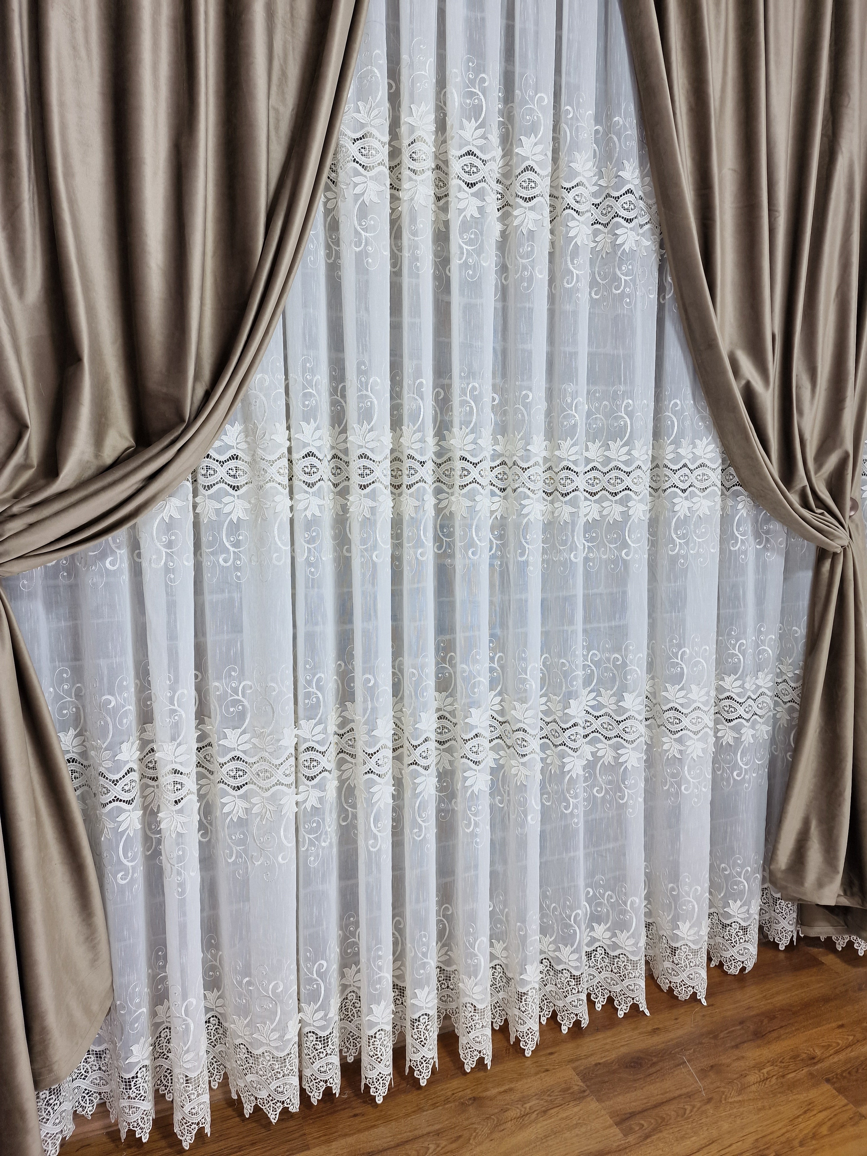 Perdea crem broderie spartă - CASABLANCA Perdea crem broderie spartă CASABLANCA  115.00 CASABLANCA  CASABLANCA