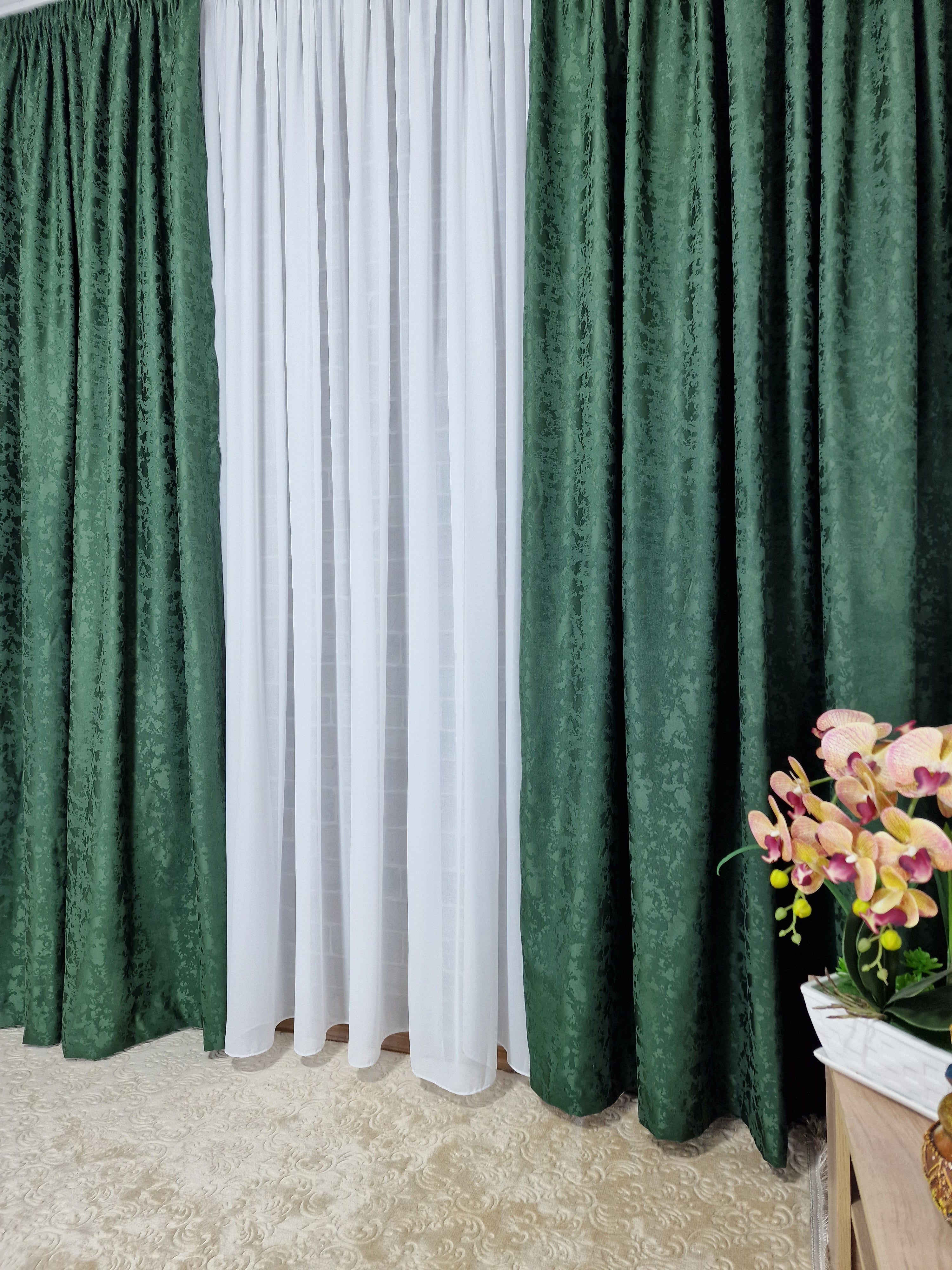 Set perdea din matase alba si draperie decorativa verde smarald - CASABLANCA Set perdea din matase alba si draperie decorativa verde smarald Casa Blanca Curtains & Drapes 400.00 CASABLANCA  CASABLANCA